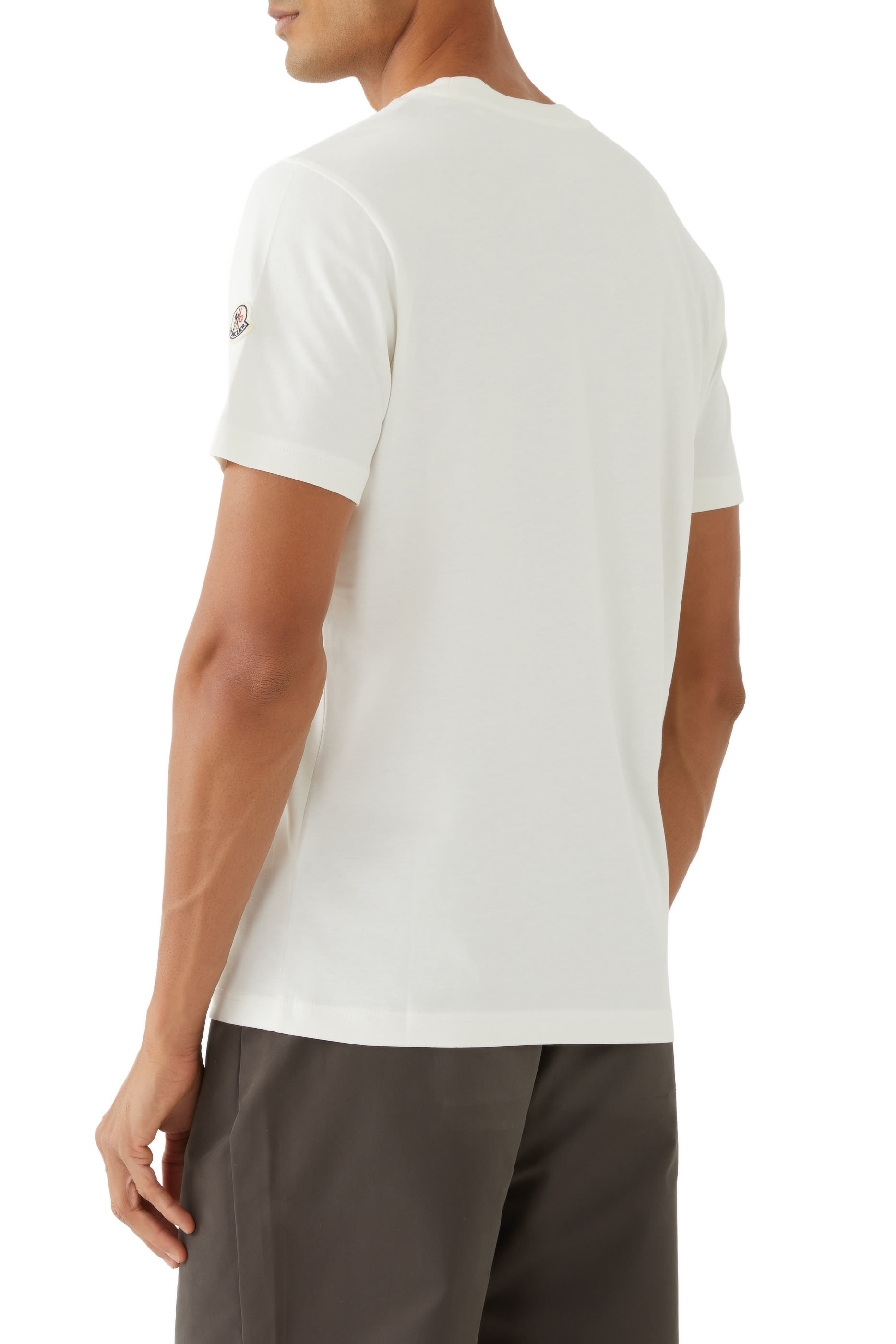 تيشيرت بأكمام قصيرة وشعار الماركة