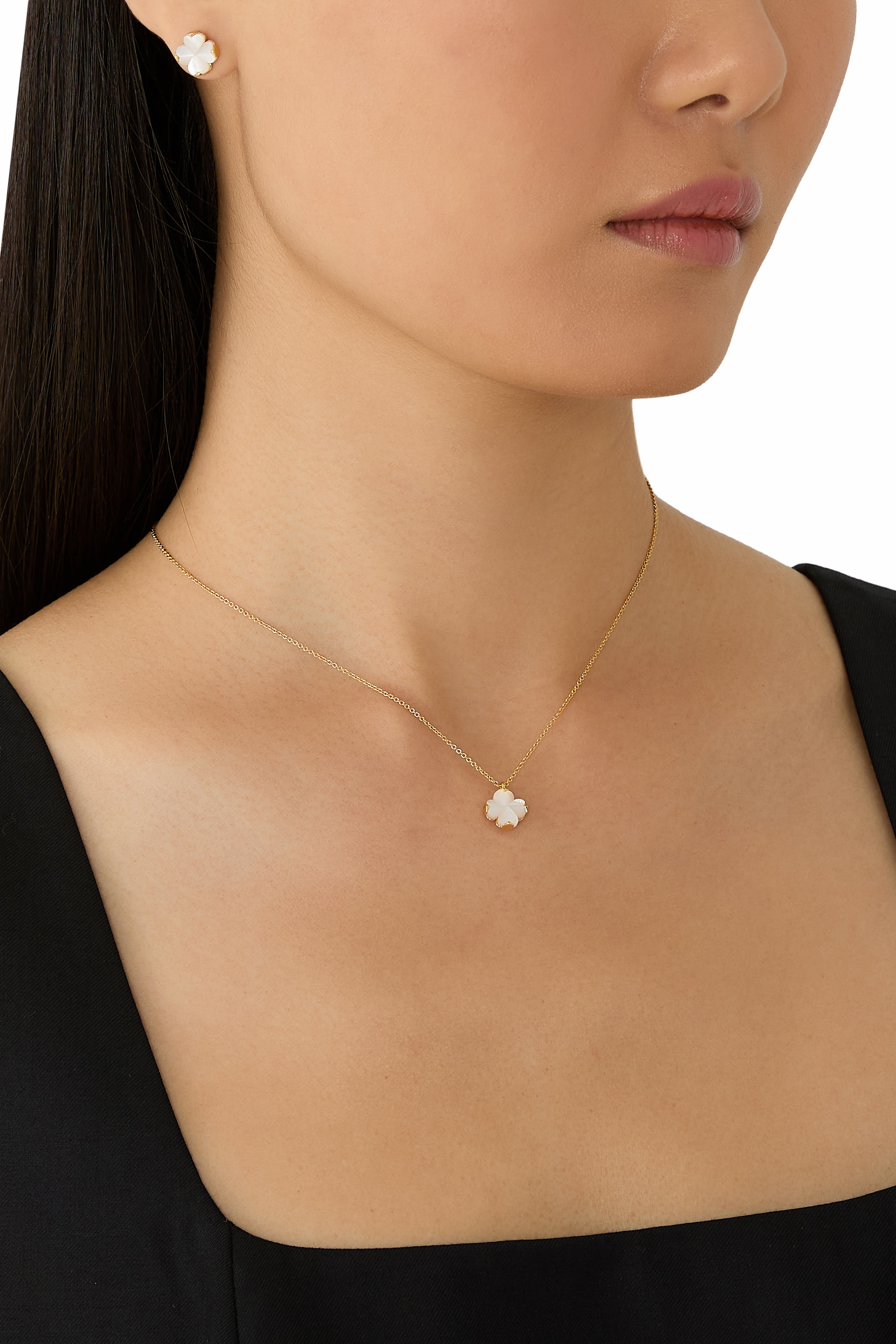 أقراط بتصميم زهرة بالشكل  البستوني