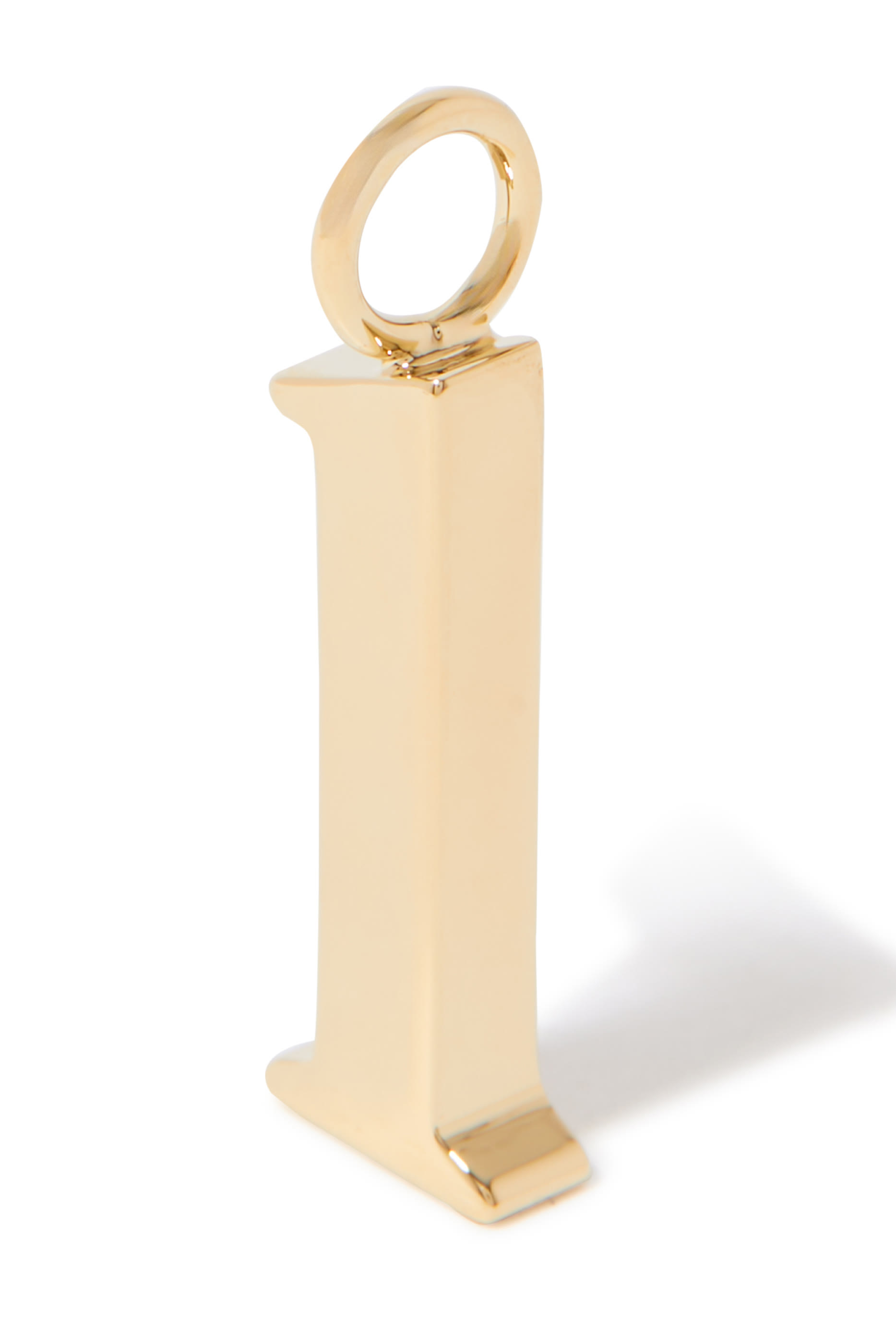 حلية بتصميم حرف L