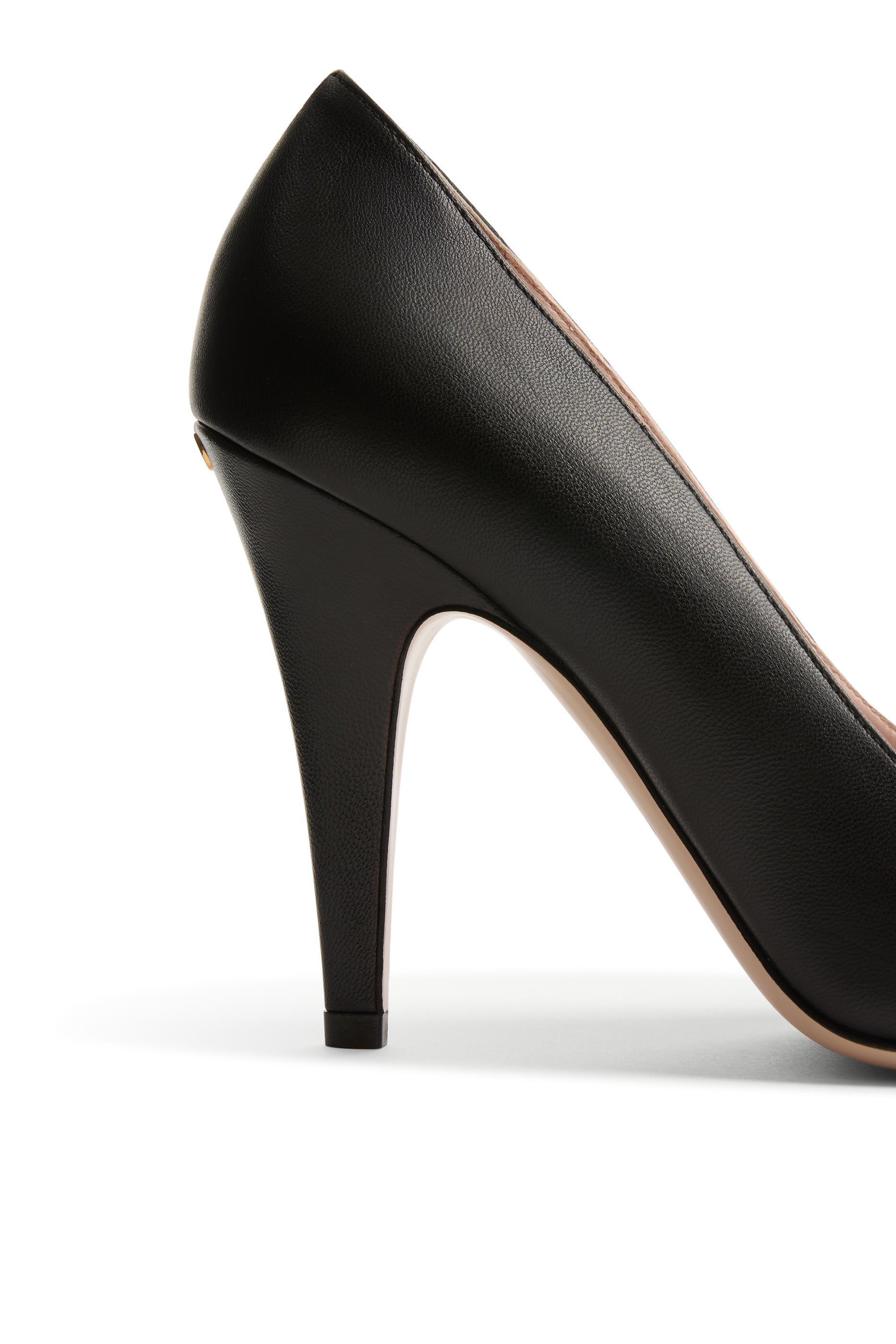 حذاء كلاسيكي 100 مزين بفيوكة