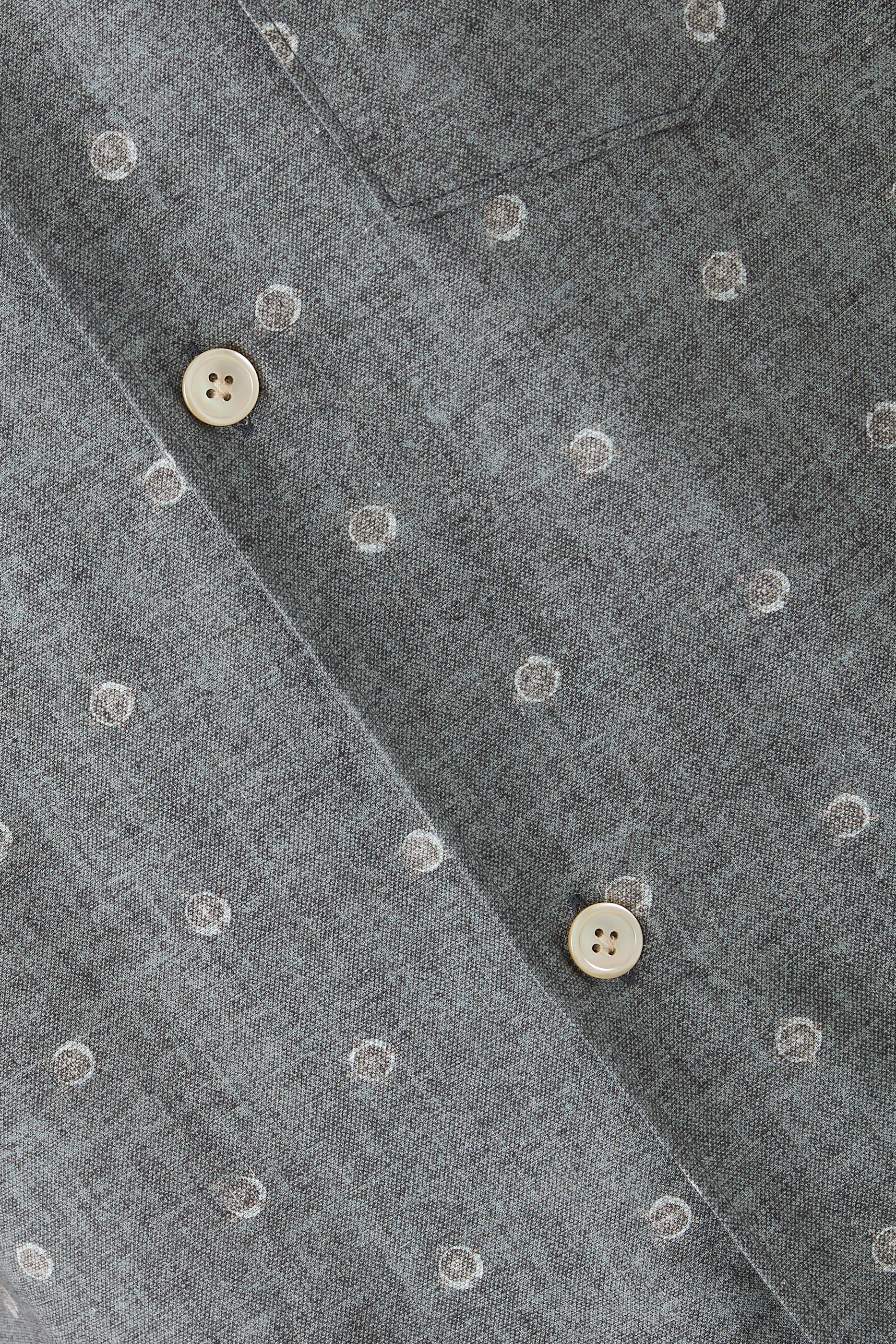 قميص بأكمام قصيرة