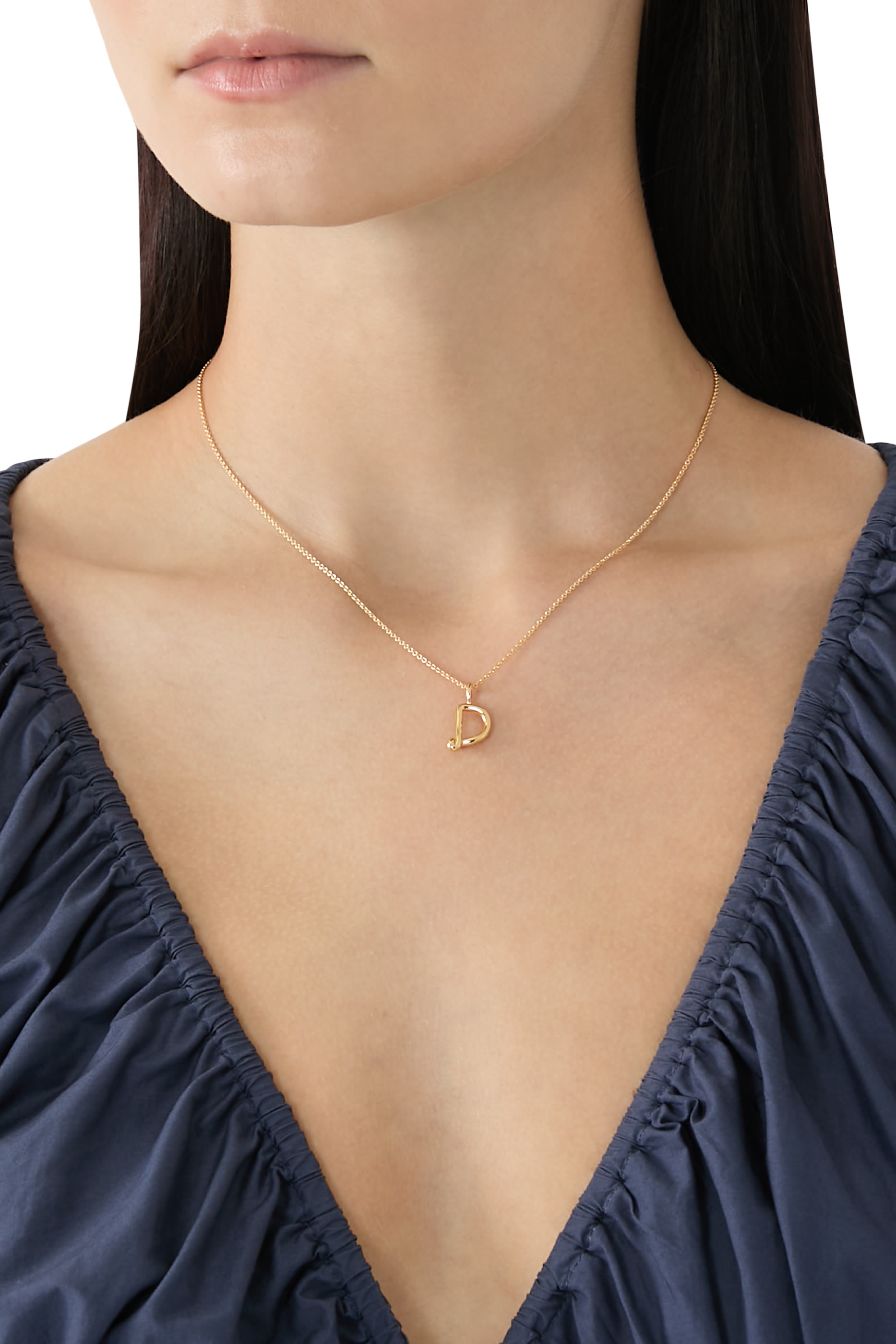 قلادة بدلاية صغيرة بتصميم حرف دي بحواف متموجة منصهرة، فضة استرلينية معاد تدويرها مطلية بذهب عيار 18