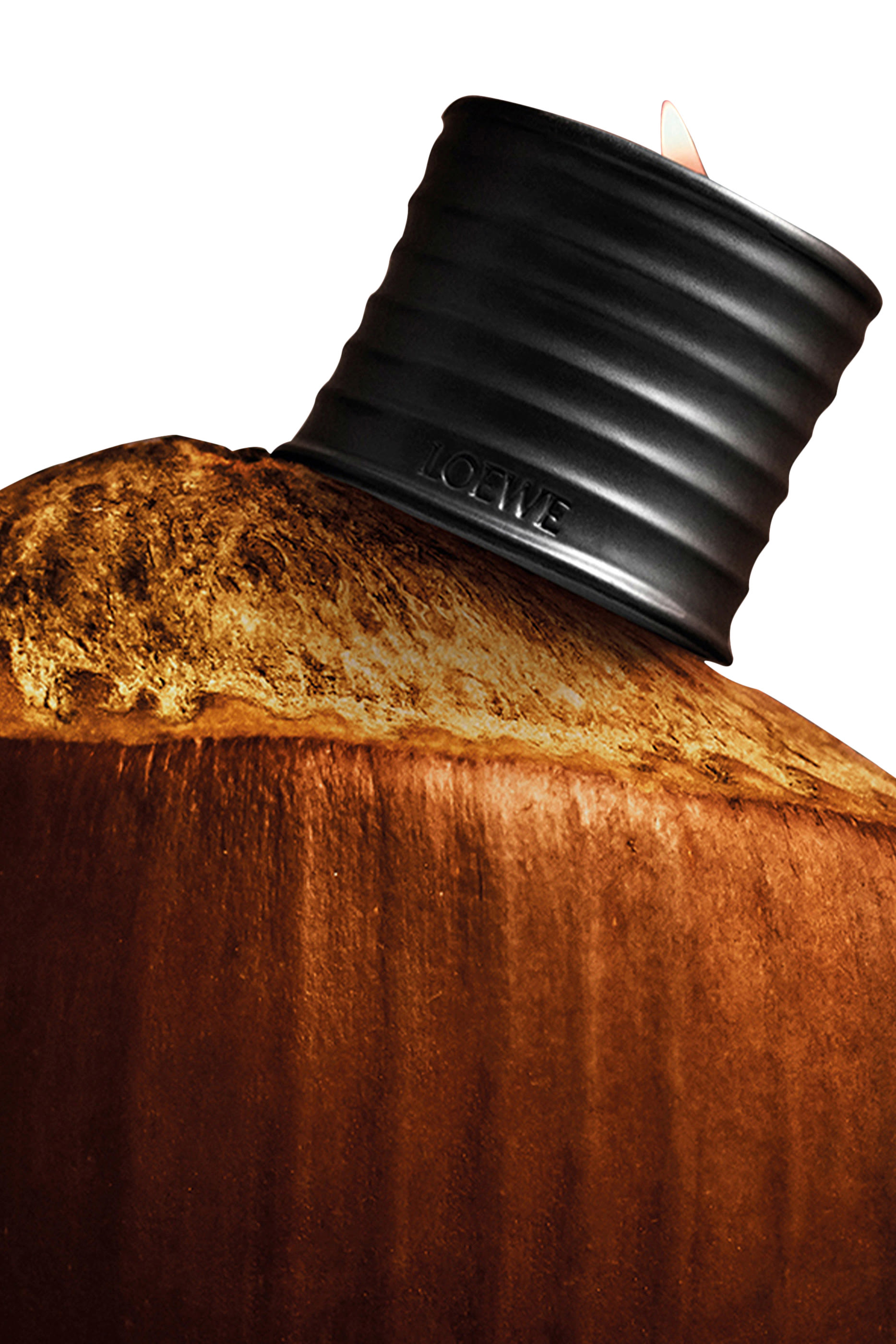 شمعة معطرة روستد هايزلنت بتصميم حامل شموع