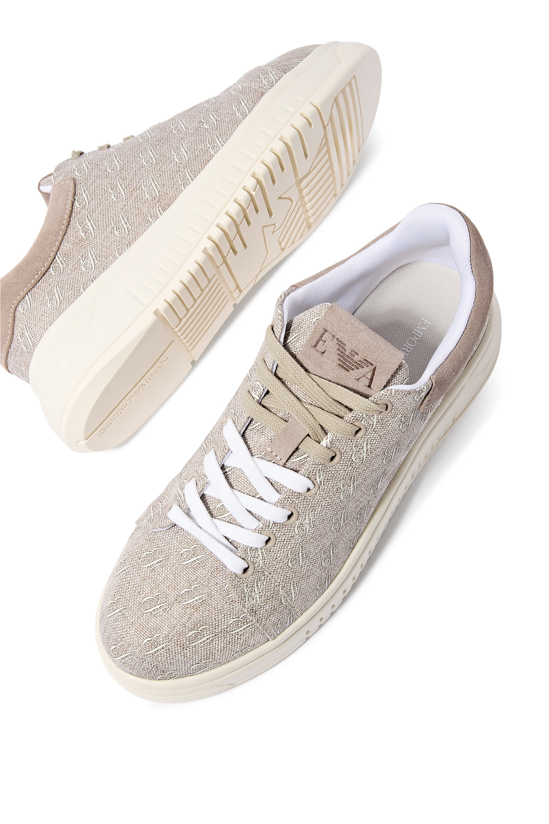 سنيكرز بشعار الماركة بحجم صغير قنب 