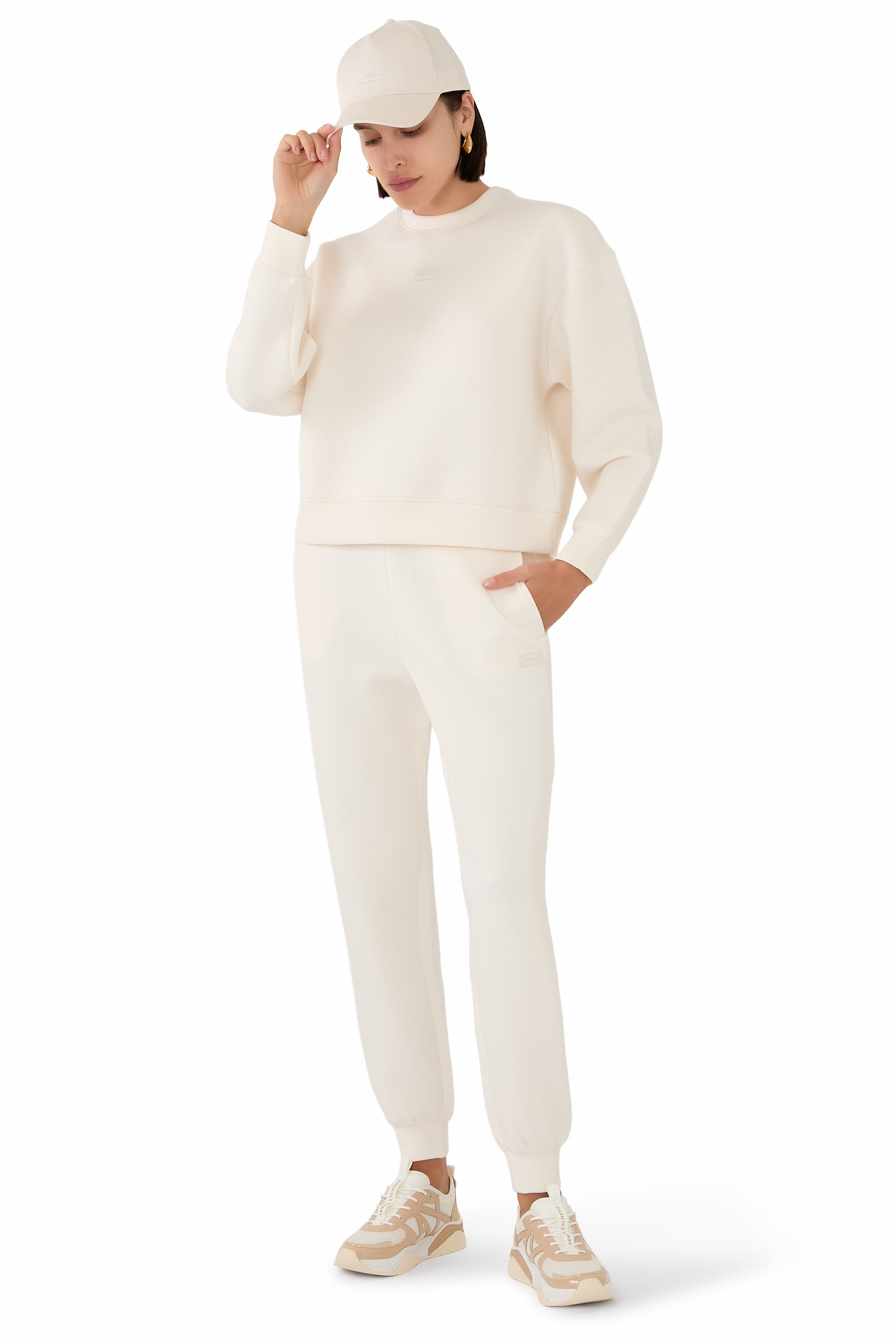 سويت شيرت بياقة ضيقة وشعار الماركة