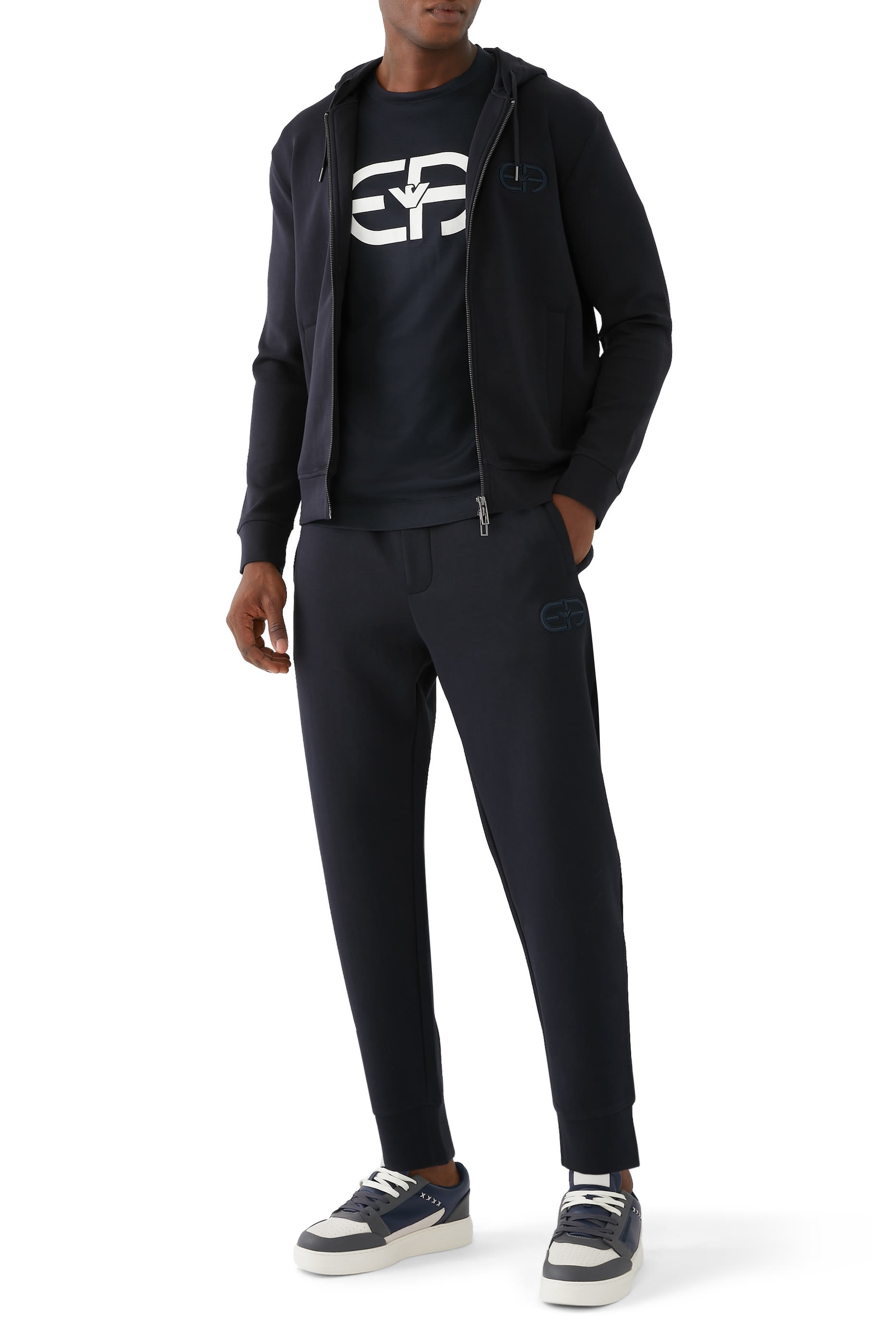 تيشيرت بطبعة شعار الماركة وياقة ضيقة