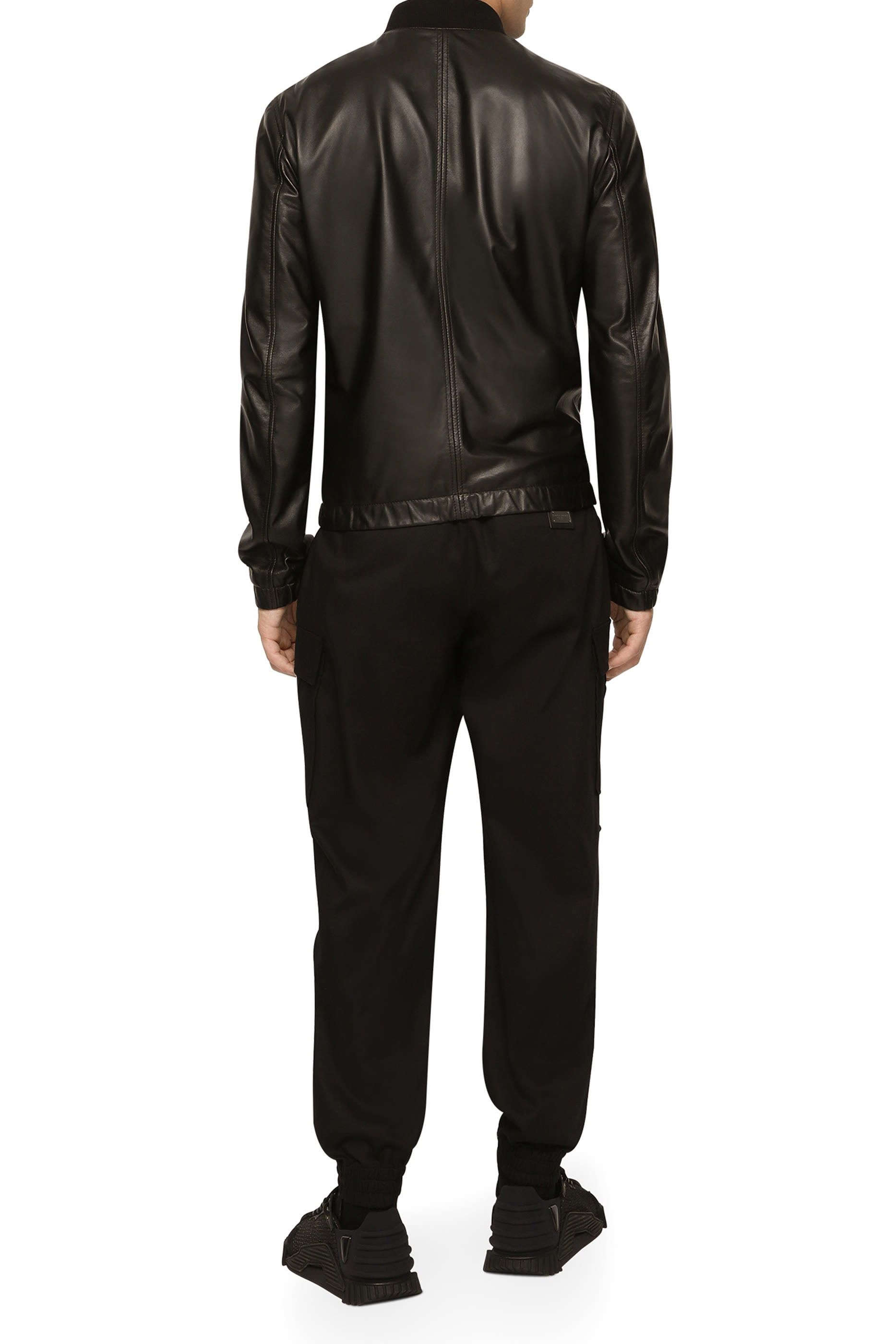 جاكيت إسنشالز جلد بحرفي شعار الماركة