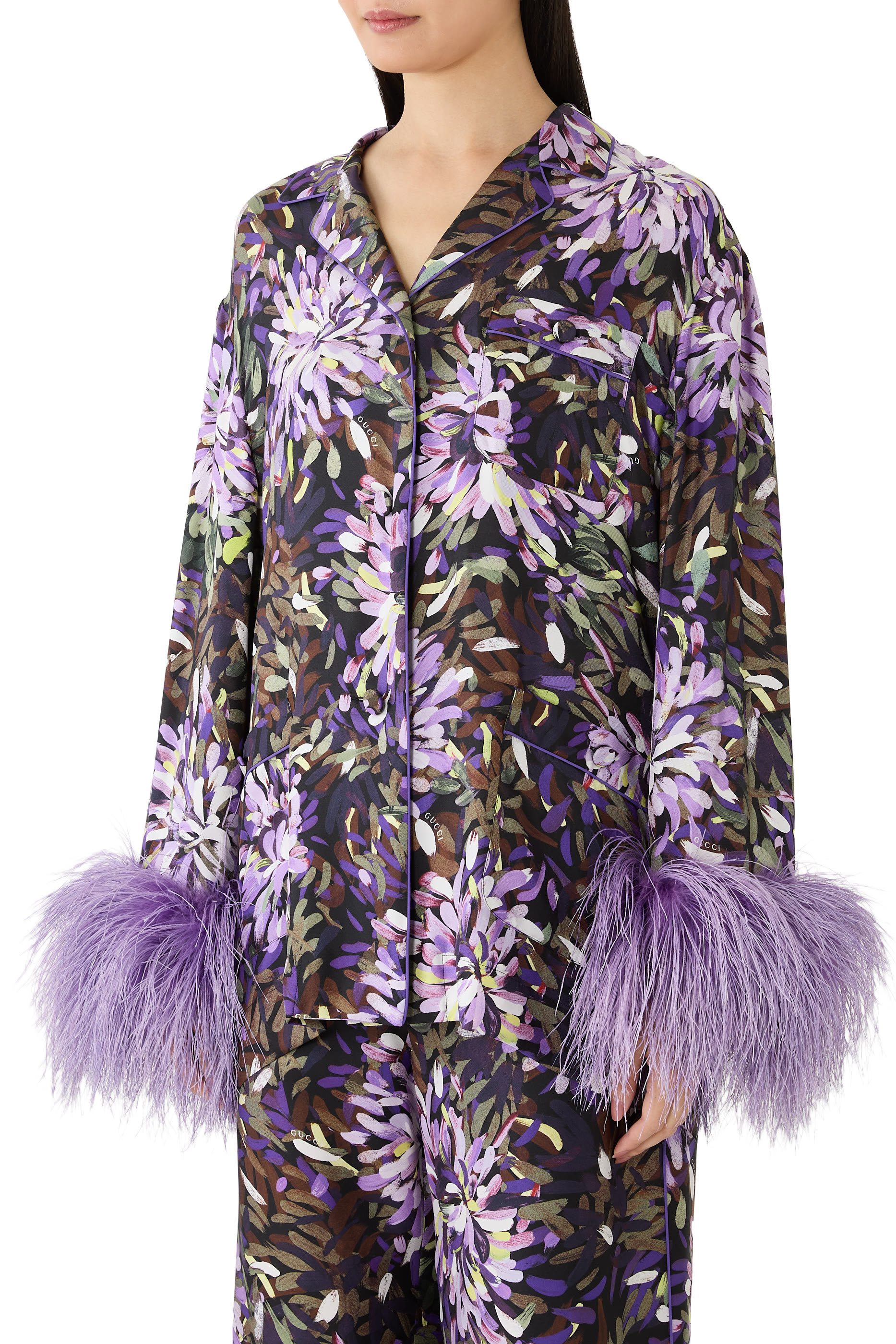 قميص بنقشة وأساور بريش