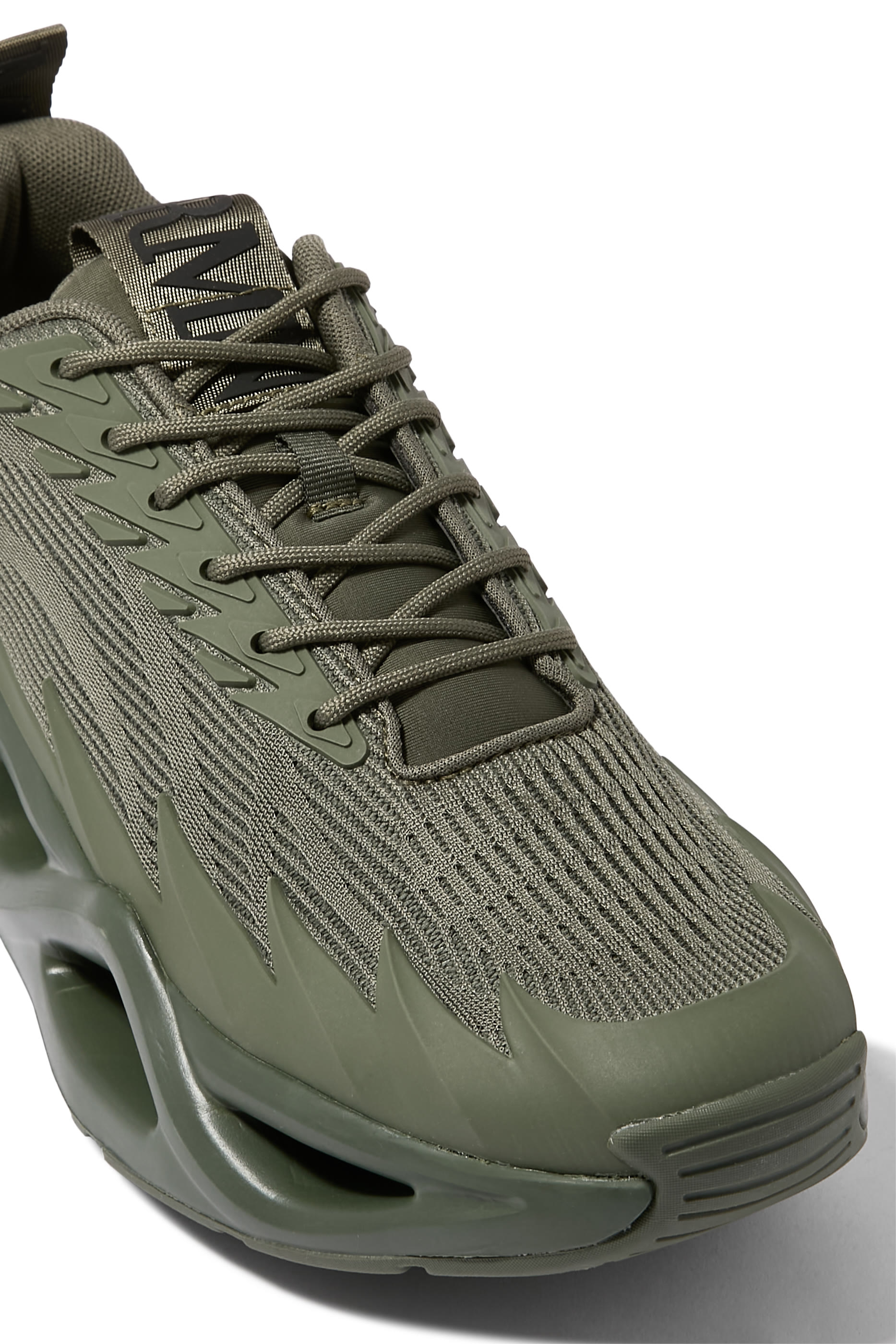 سنيكرز إنفينيتي بتصميم قفص وشعار الماركة