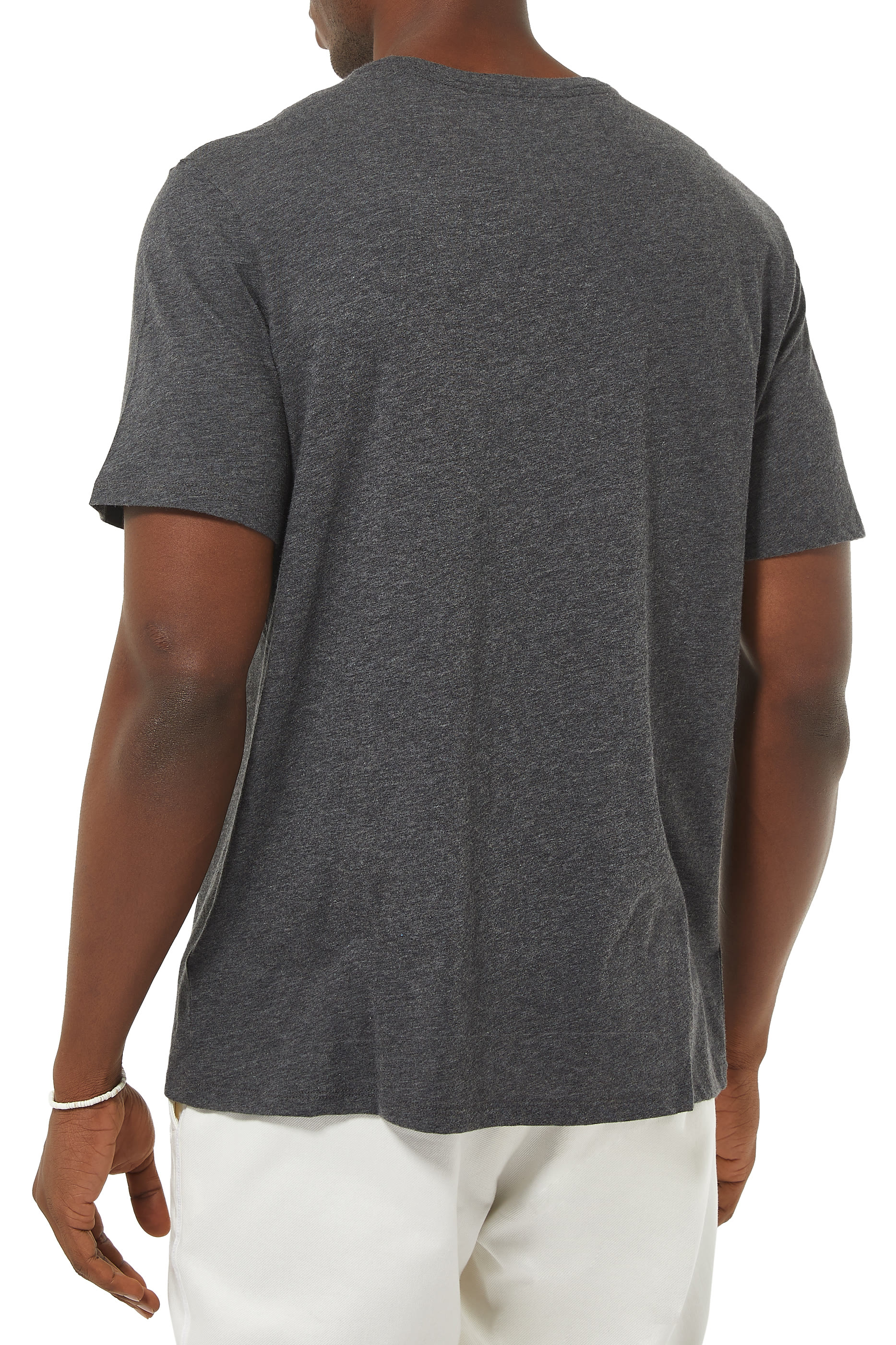 تي شيرت بفتحة رقبة مستديرة