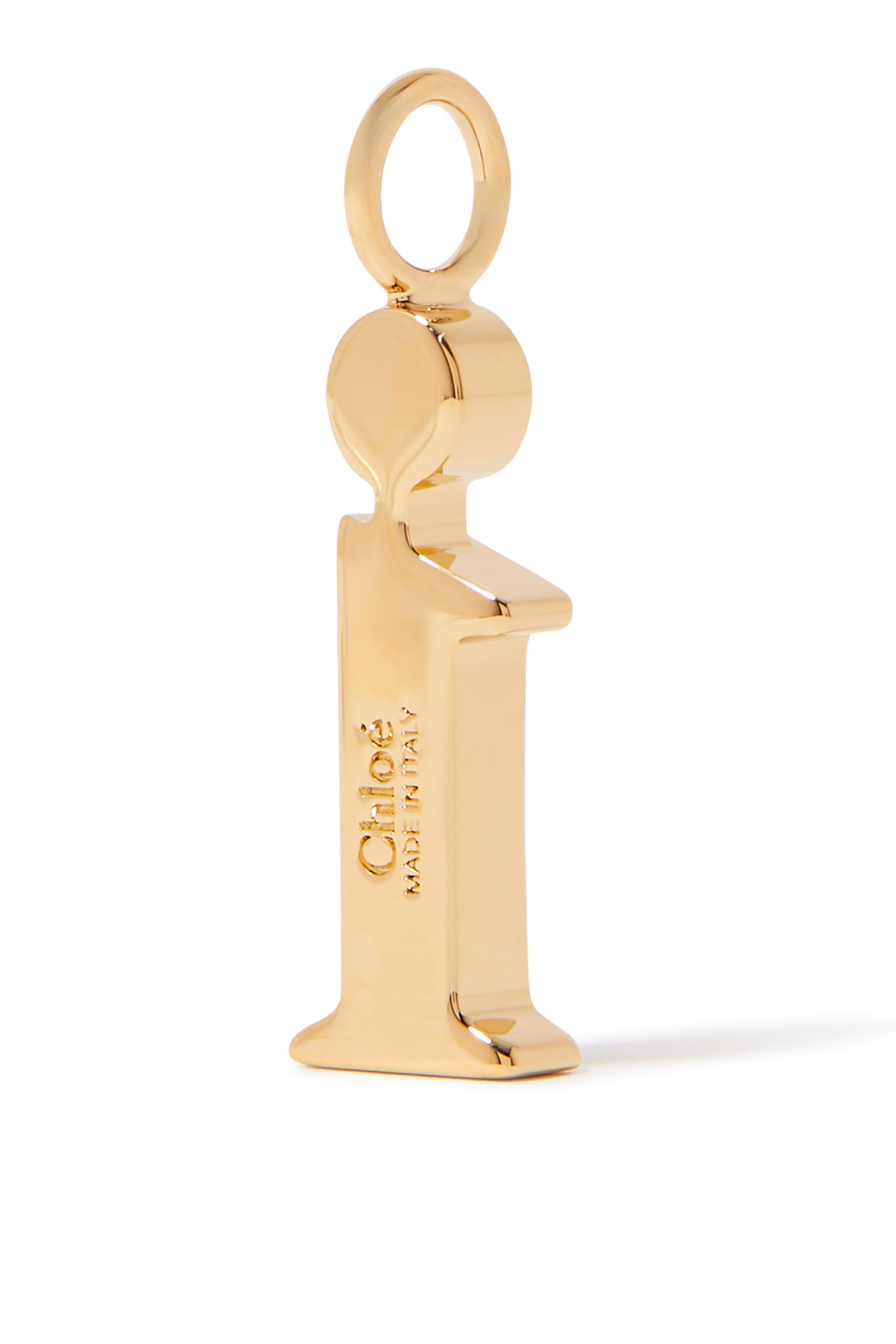 حلية بتصميم حرف i