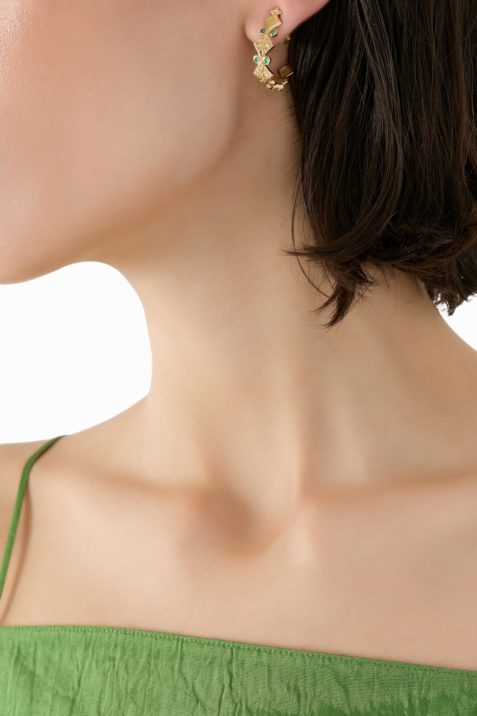 أقراط دائرية بخط عربي بكلمة  "بركة" و"يسر"، ذهب أصفر عيار 18 قيراط والماس والزمرد