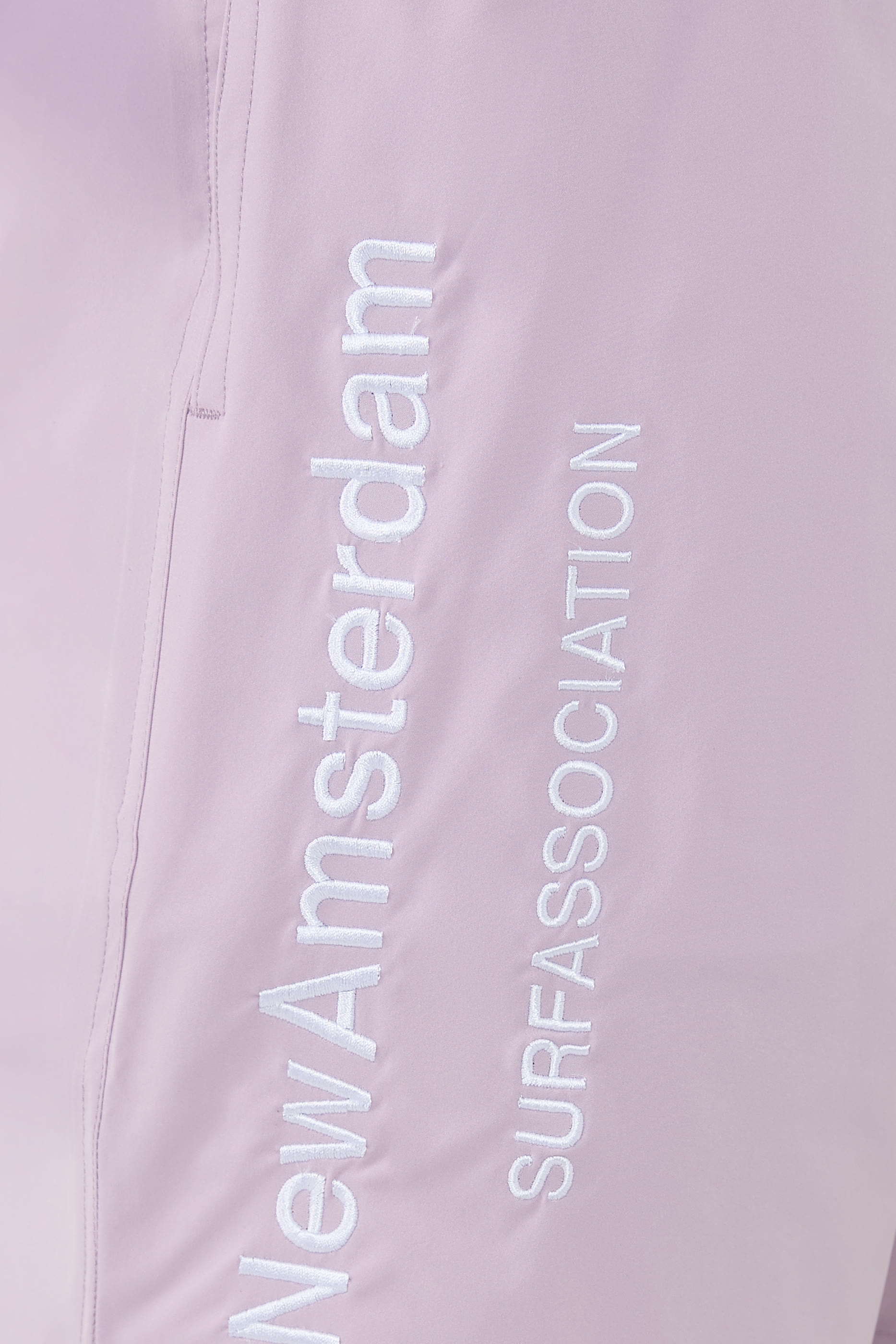 شورت سباحة بشعار الماركة 