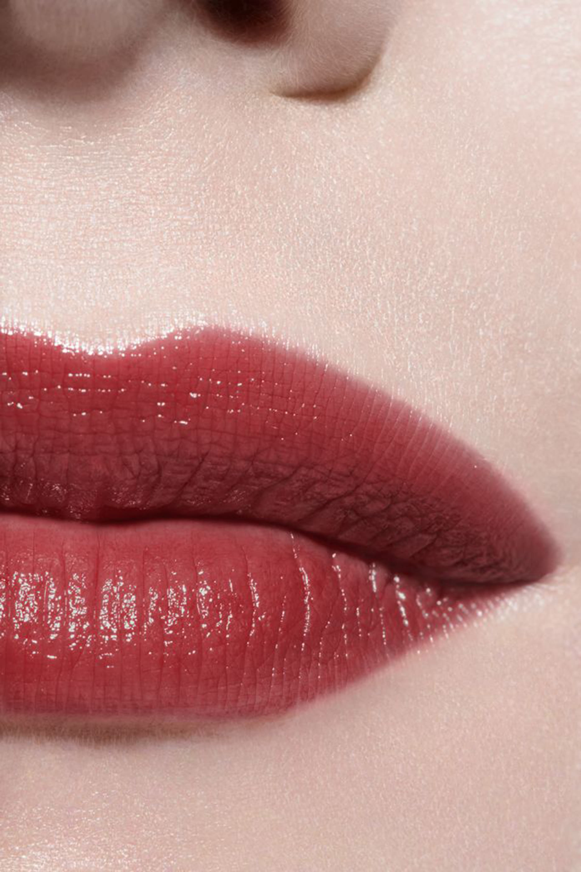 CHANEL ROUGE COCO BAUME بلسم بأصباغ مرطّب، بكثافة قابلة للزيادة لشفاه أكثر جمالًا يومًا بعد يوم.