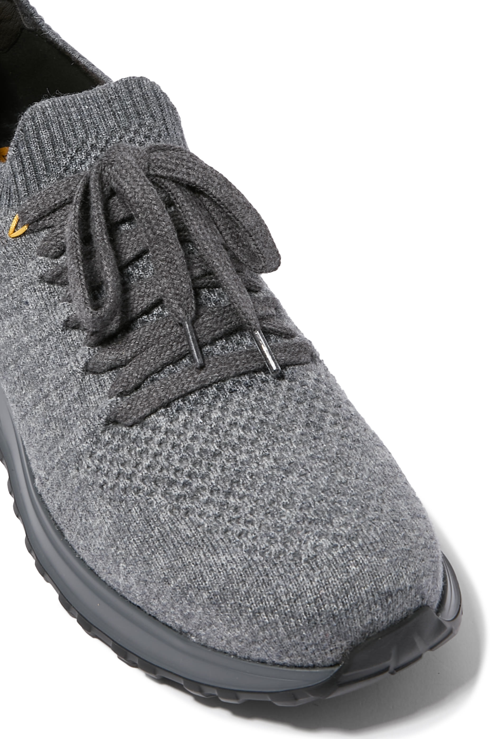 سنيكرز برباط وحواف مضلعة