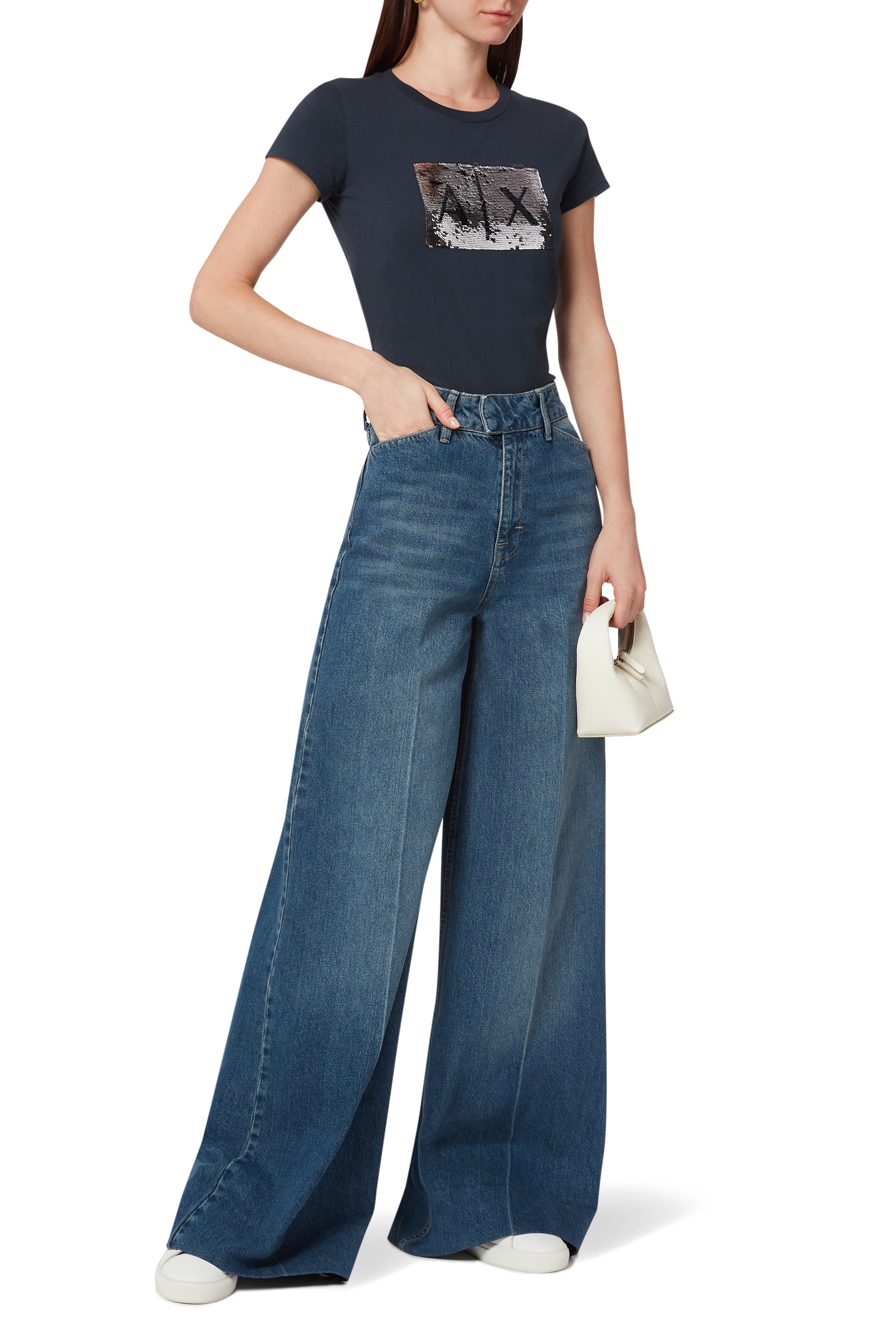 تيشيرت بشعار الماركة مزين بترتر