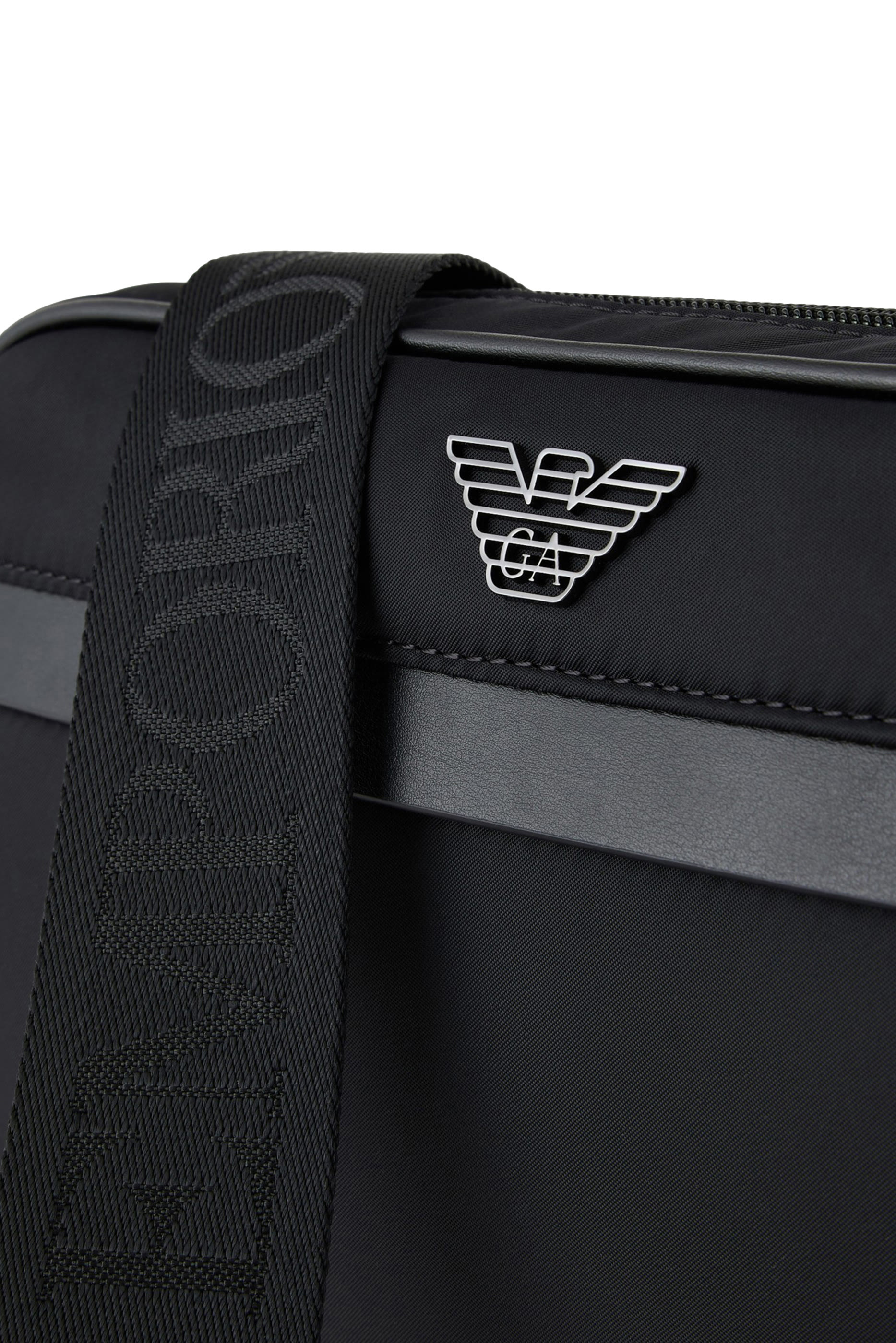 حقيبة كروس بشعار الماركة نايلون معاد تدويره