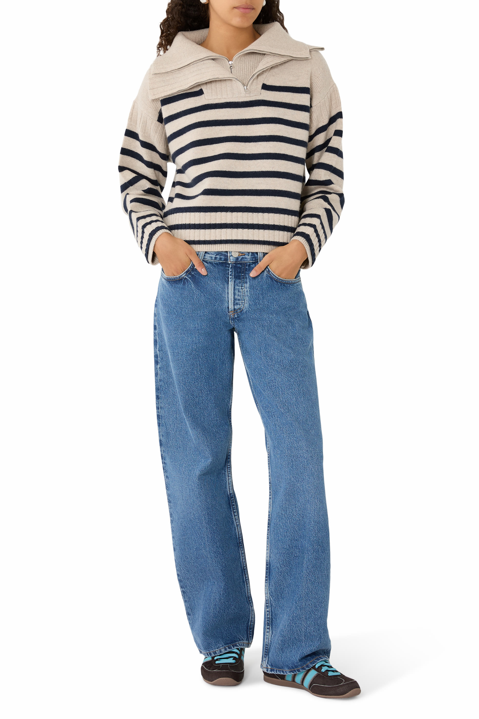 بنطال جينز بقصة فضفاضة وخصر منخفض