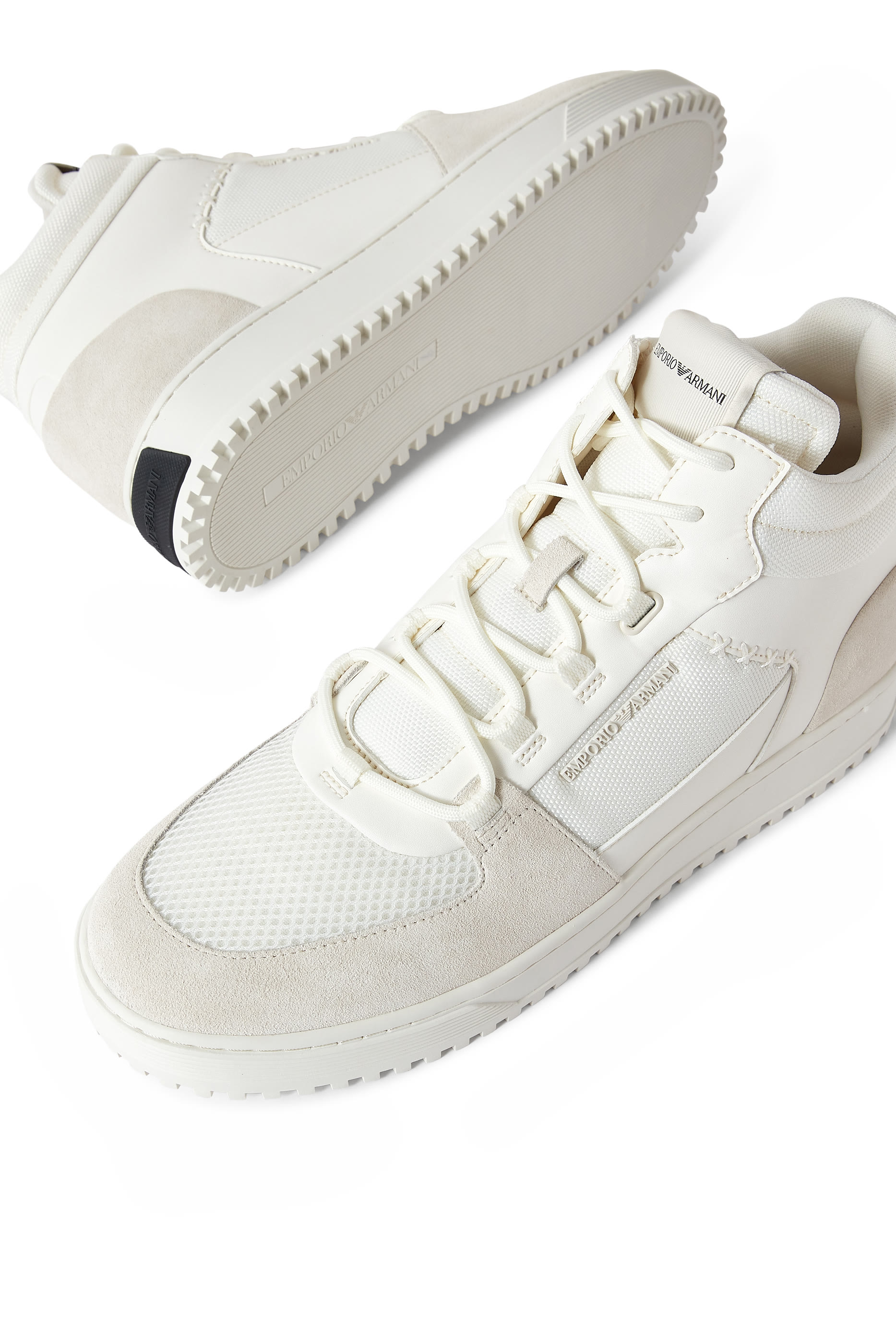 سنيكرز بكاحل منخفض بشعار الماركة