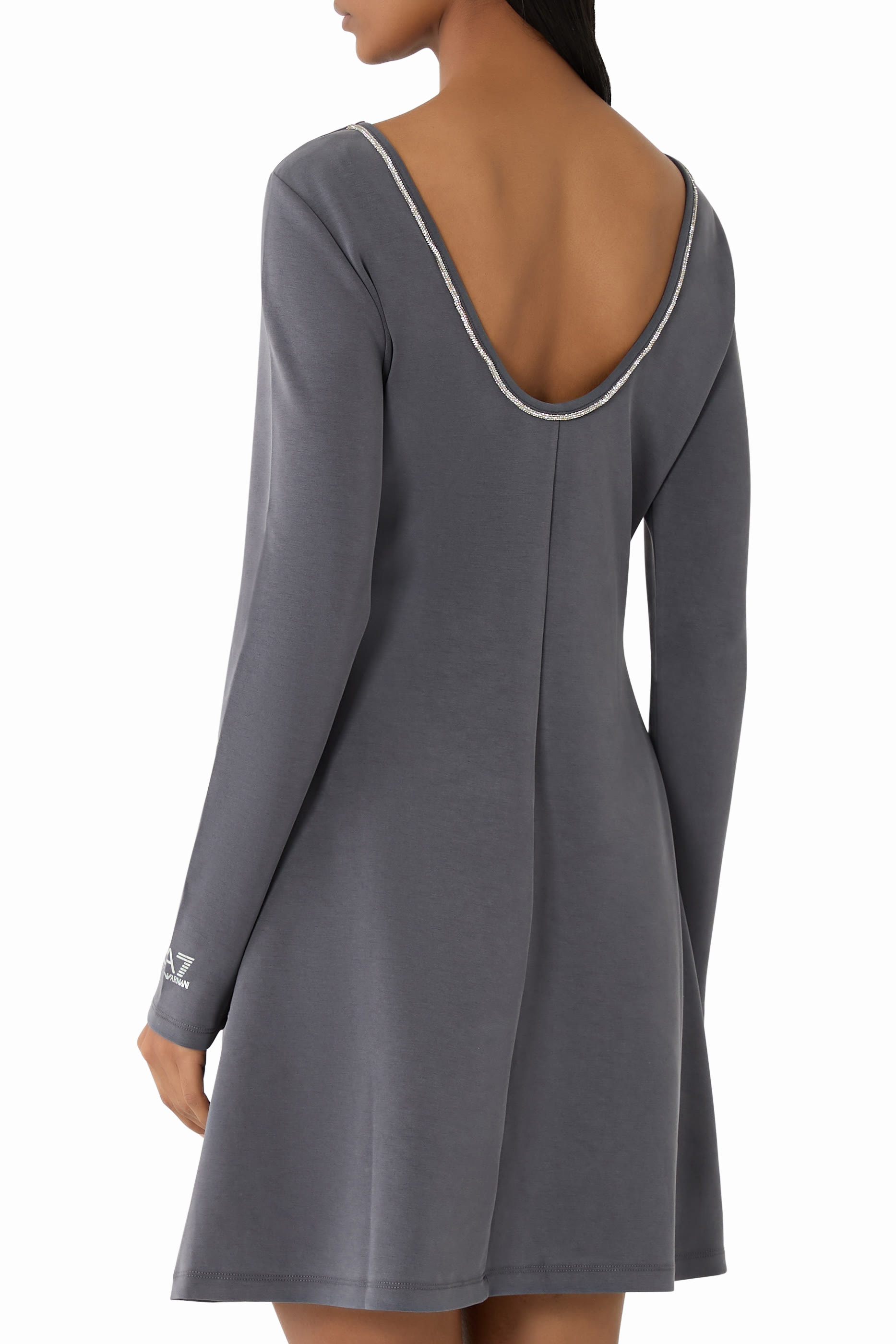 فستان سكاتر بأكمام طويلة وشعار الماركة