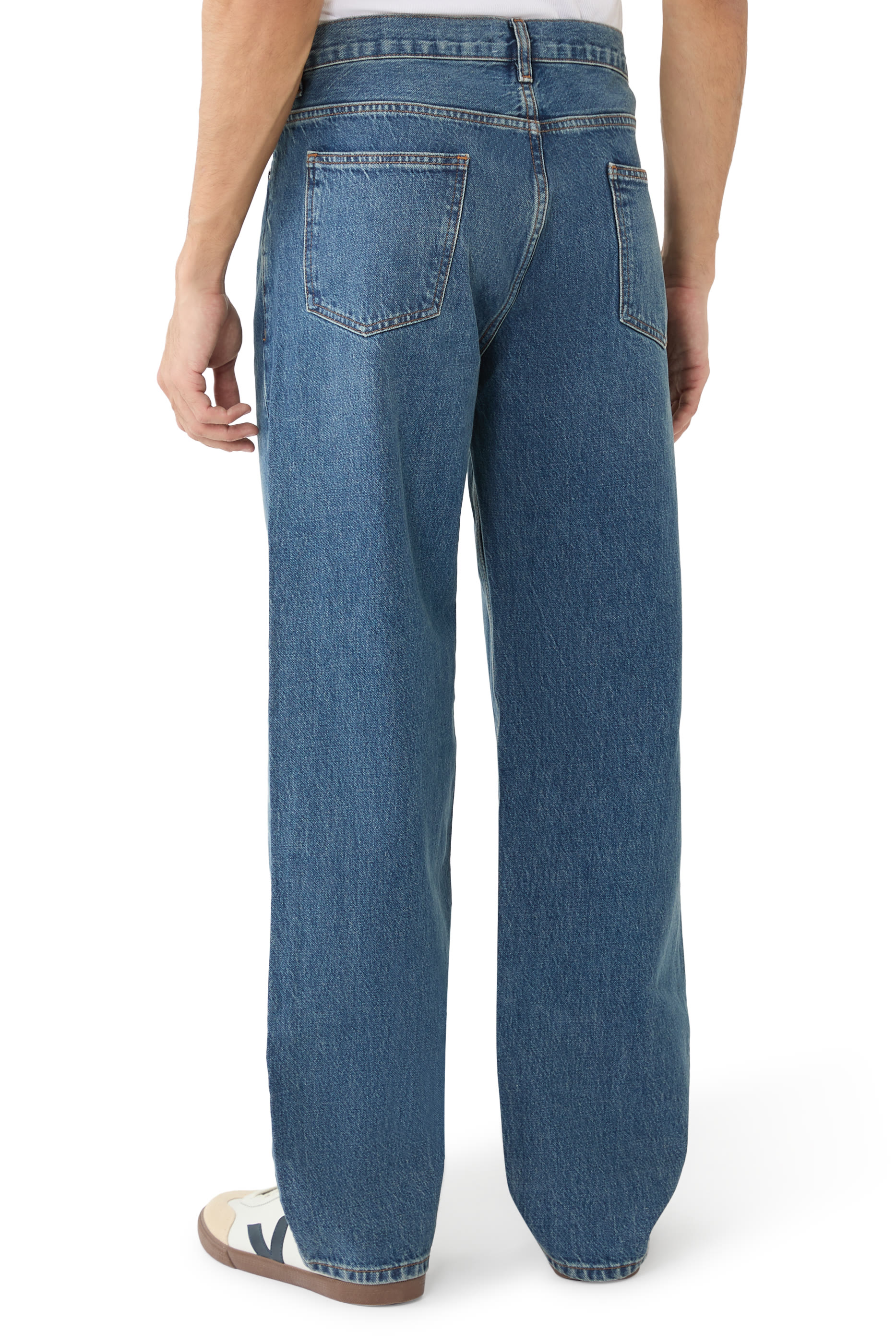 بنطال جينز بقصة مريحة