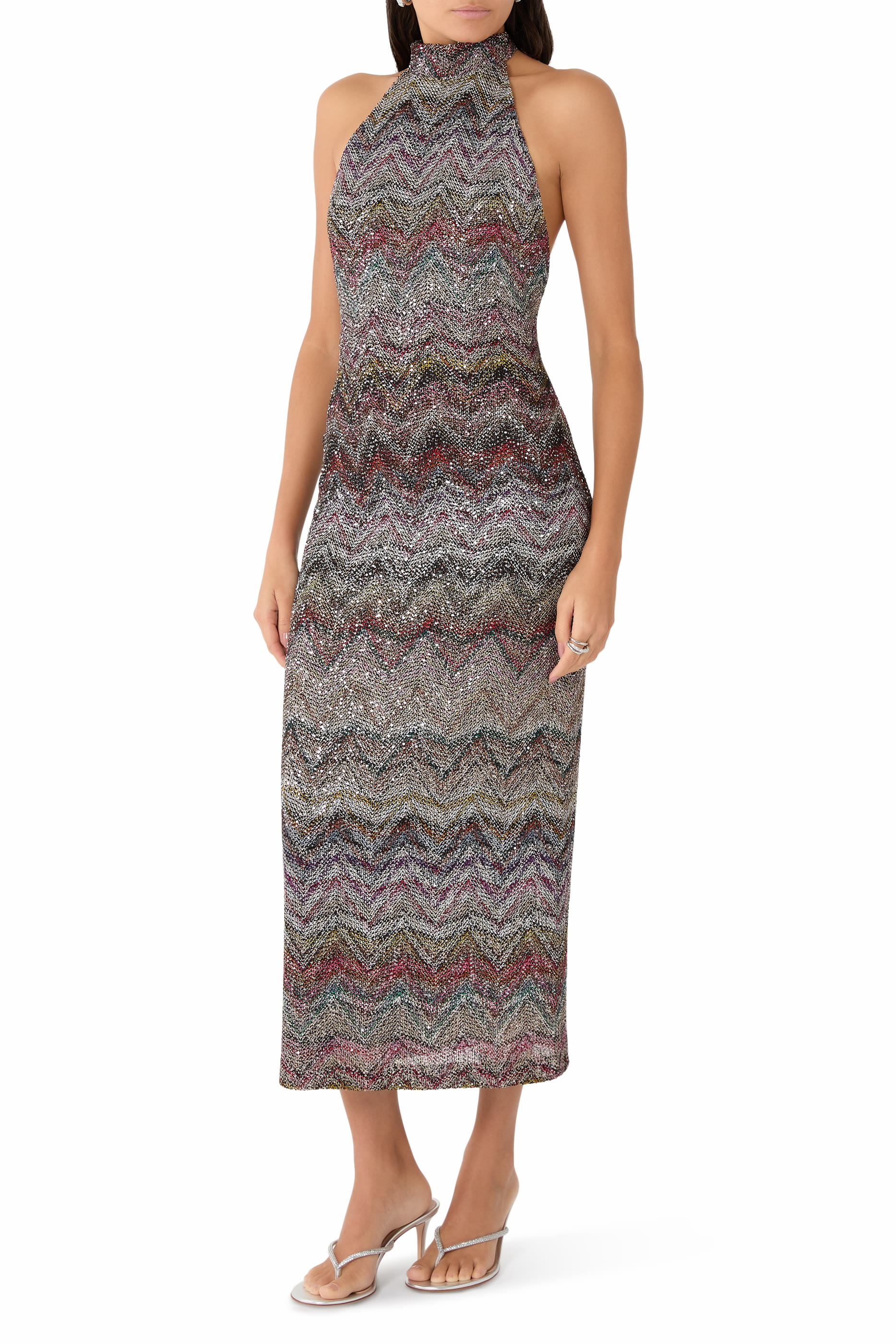 فستان طويل برباط حول العنق ونقشة خطوط متعرجة وترتر