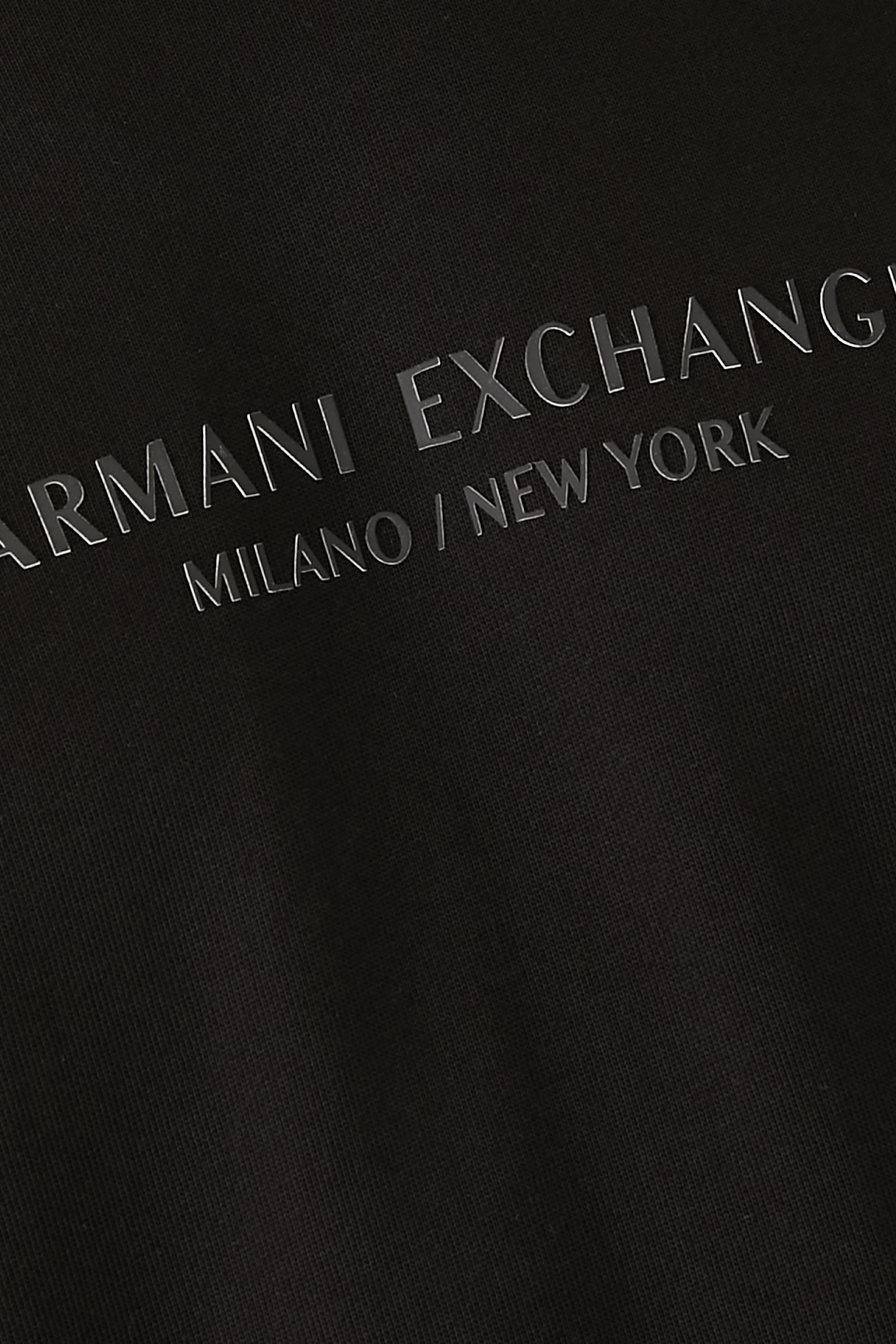 سويت شيرت بياقة ضيقة وشعار الماركة