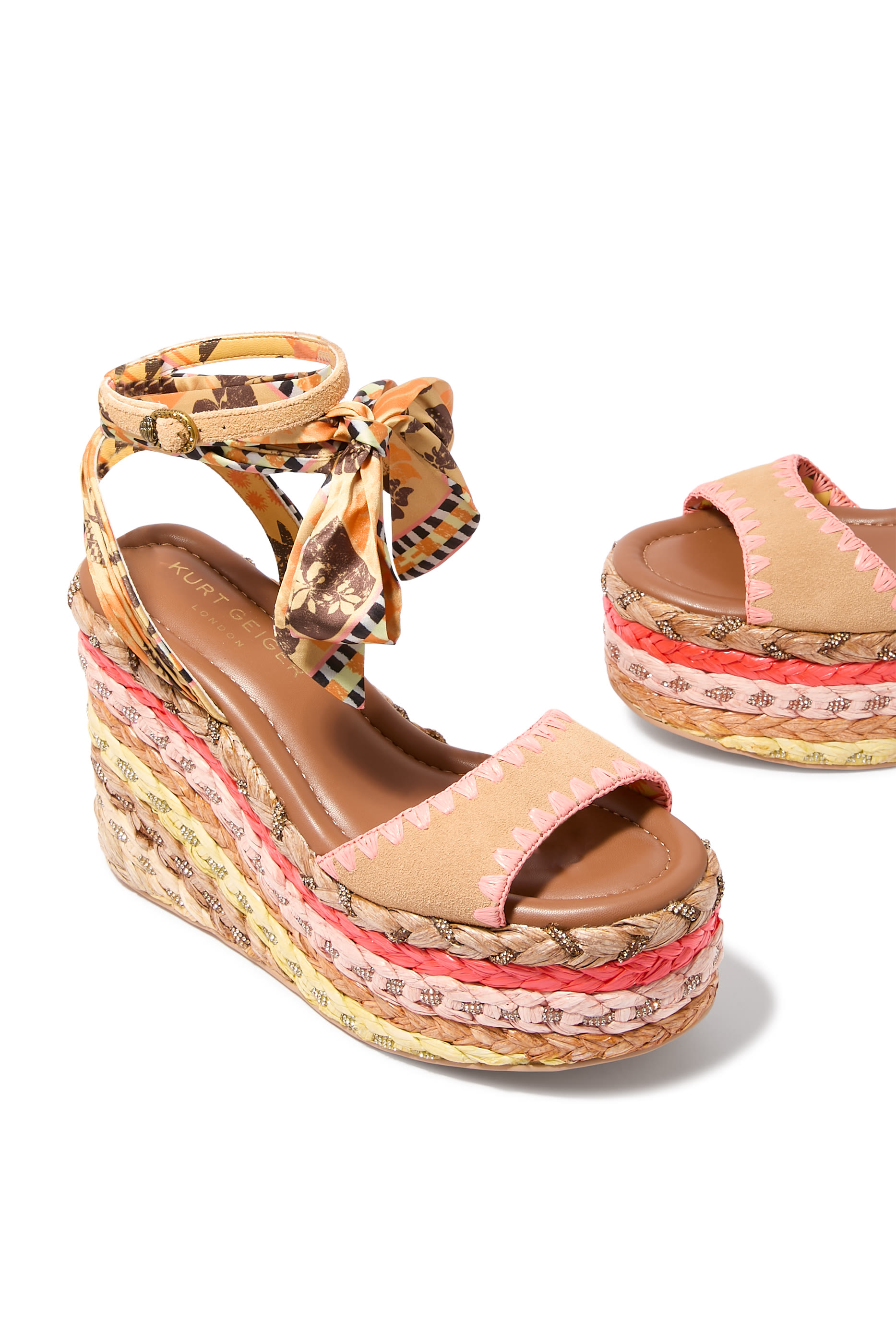 صندل تشيلسي بكعب ويدج وأربطة بنقشة وشاح