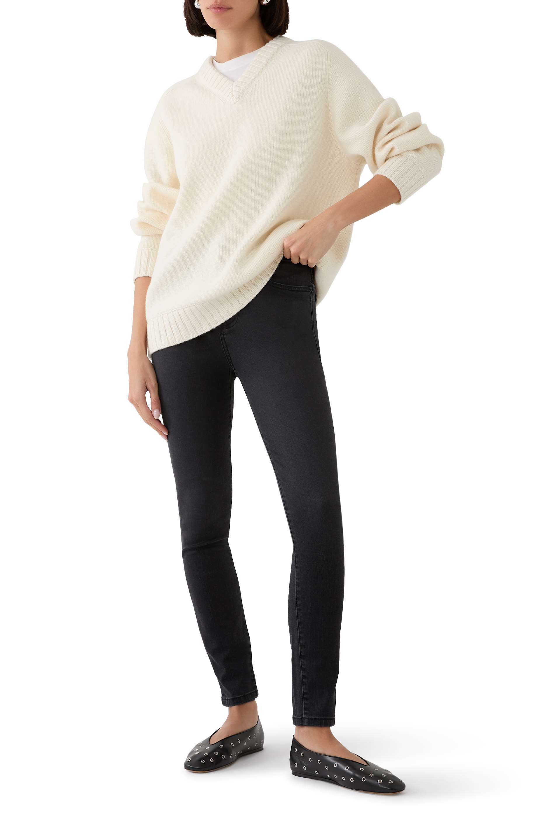 بنطال جينز بقضة ضيقة وخصر عال