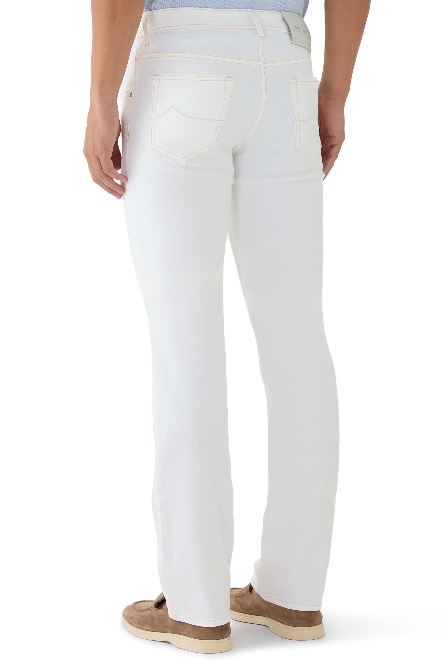 بنطال بخمس جيوب وقصة ضيقة