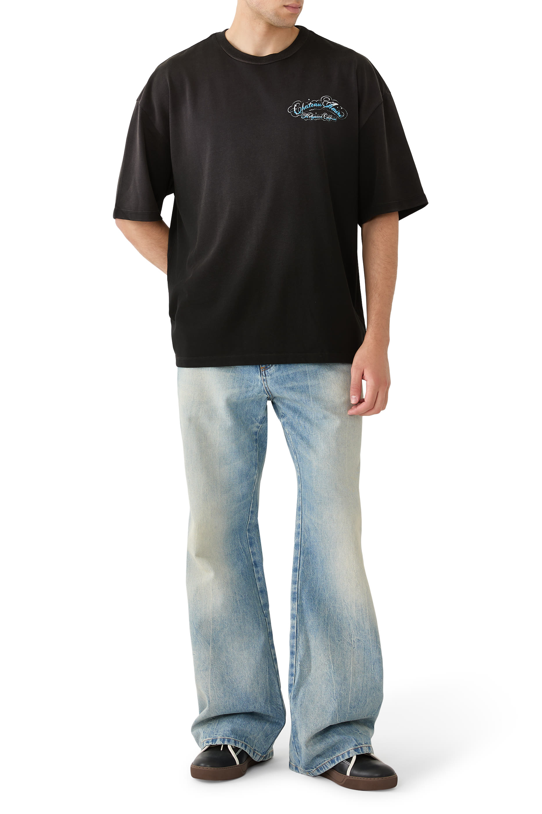 بنطال جينز بقصة واسعة من الأسفل