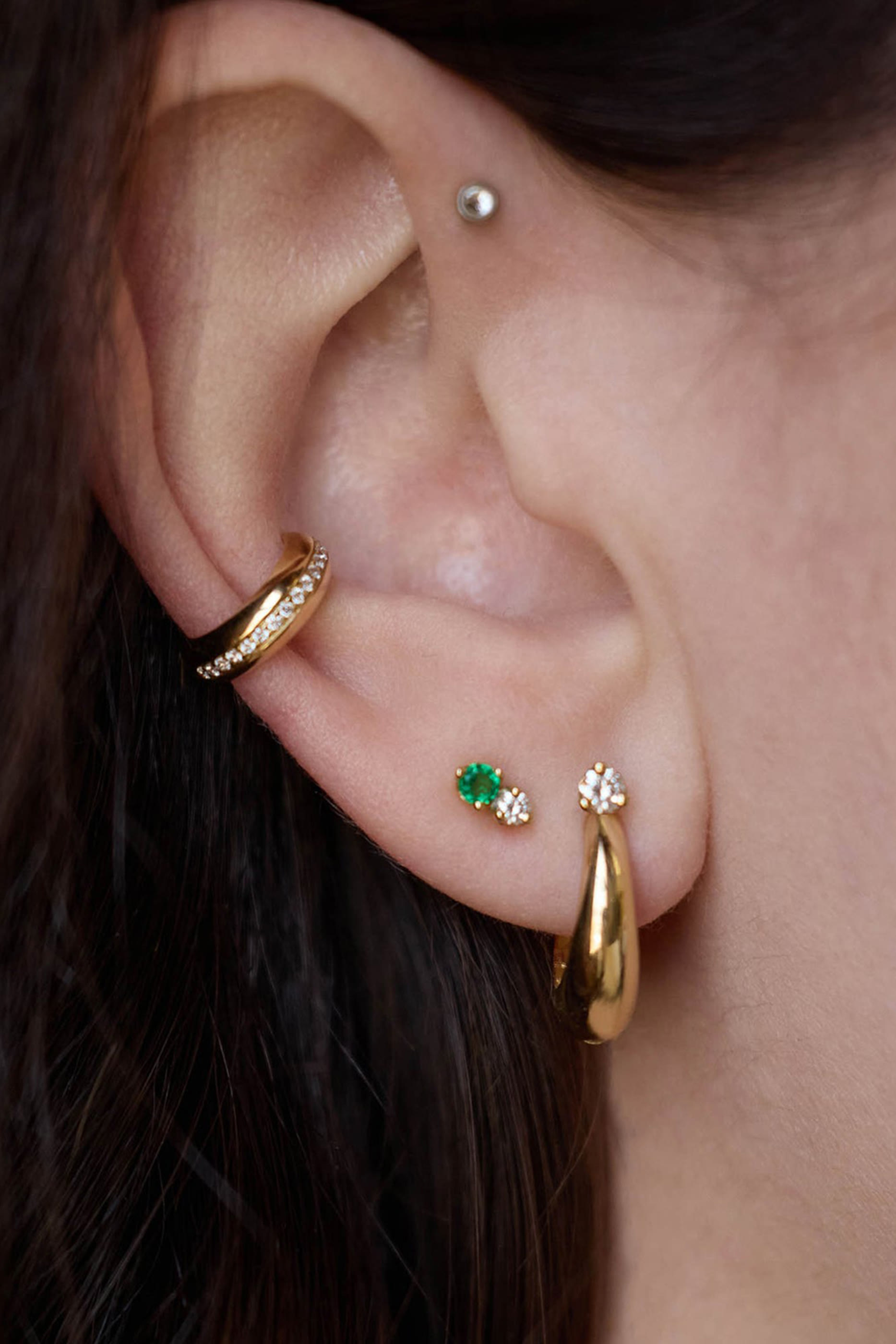 أقراط دائرية بتصميم منفوخ مدبب بمشبك مفصلي، ذهب عيار 14 والماس