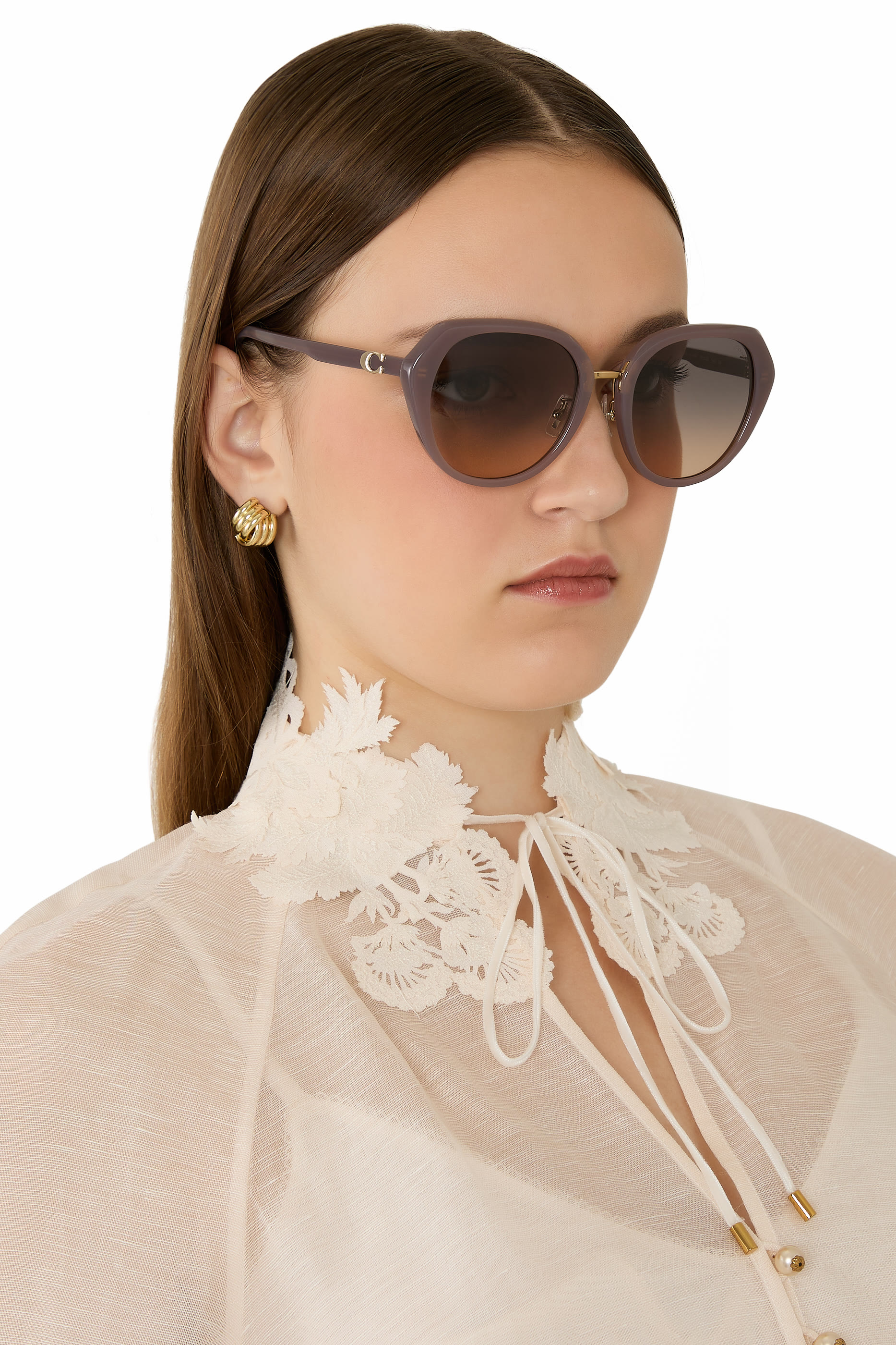  نظارة شمسية بإطار عين القطة عريض وأذرع رفيعة مزينة بشعار C