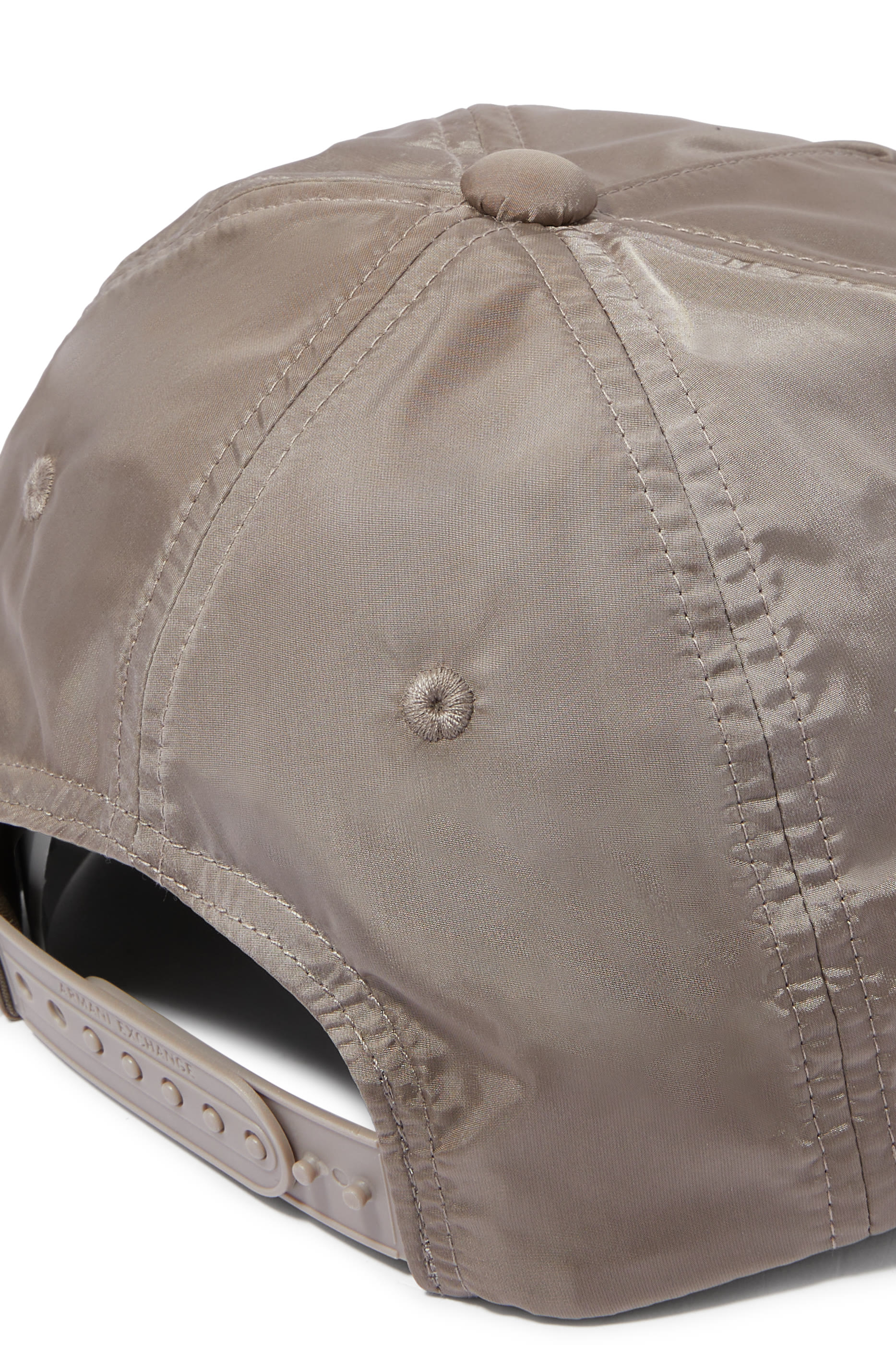 كاب بايسبول بشعار الماركة