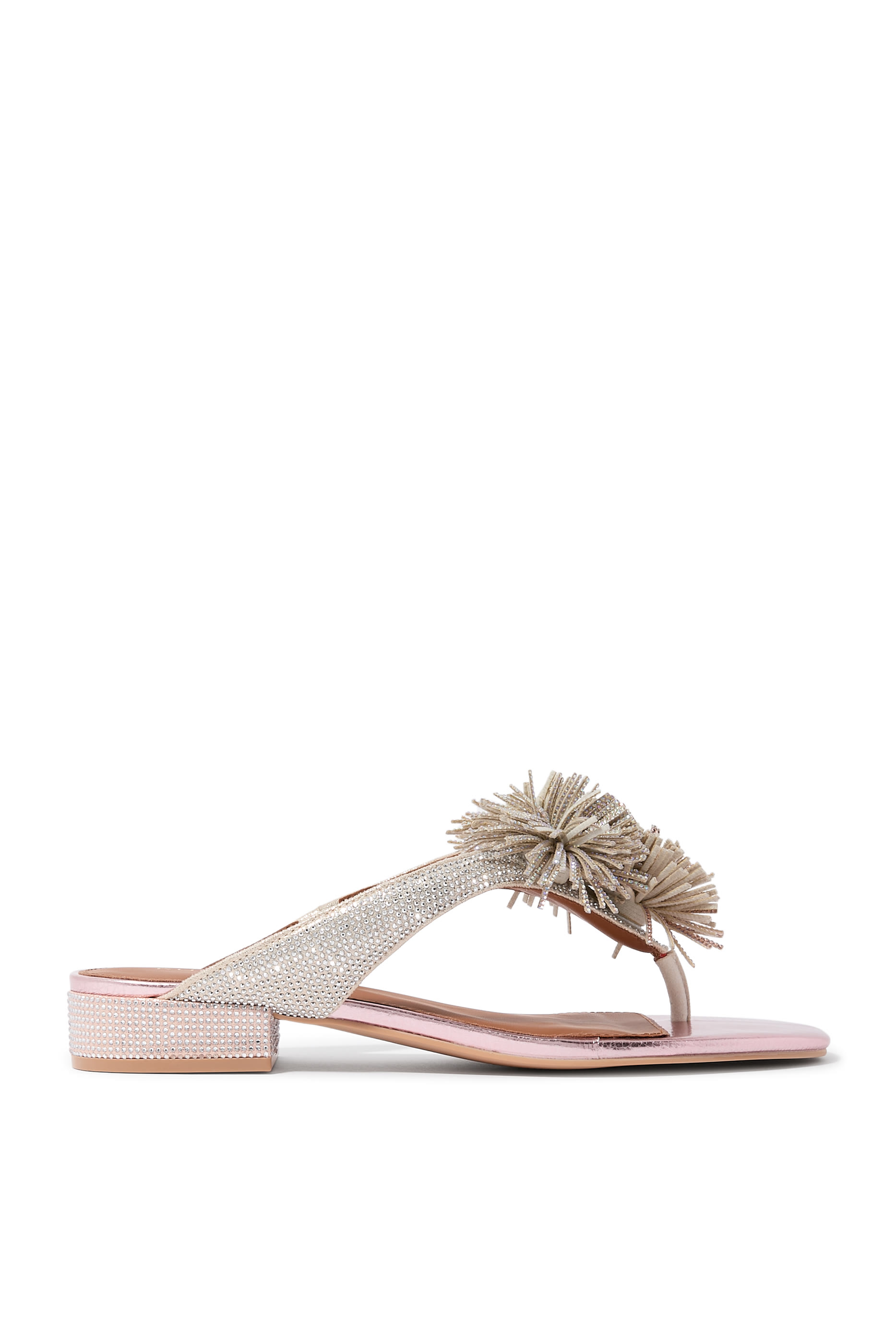 صندل بكعب مسطح وسيور بتصميم حرف T وكرات بوم بوم