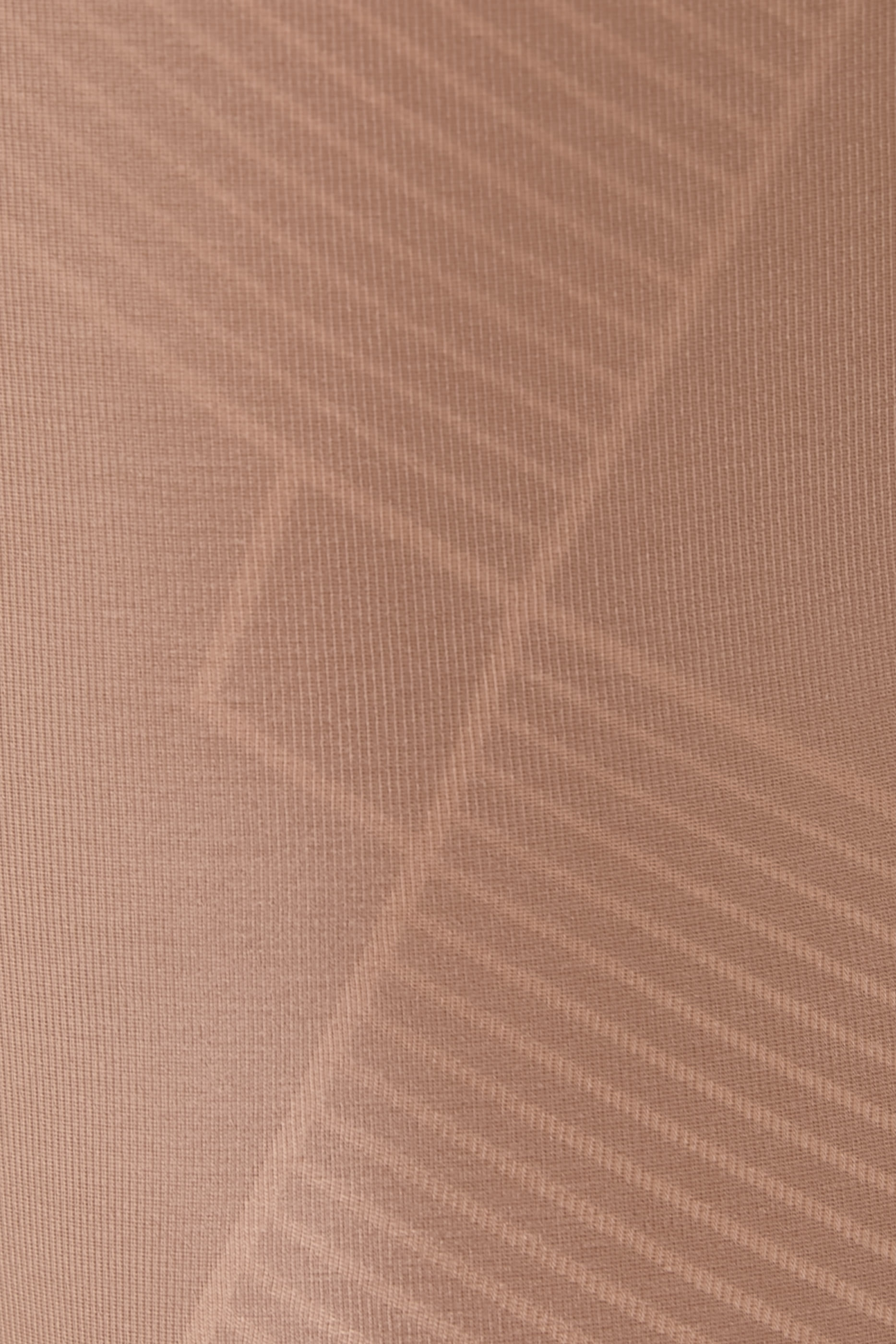 بودي سوت بفتحة عند الصدر بطول منتصف الفخذ