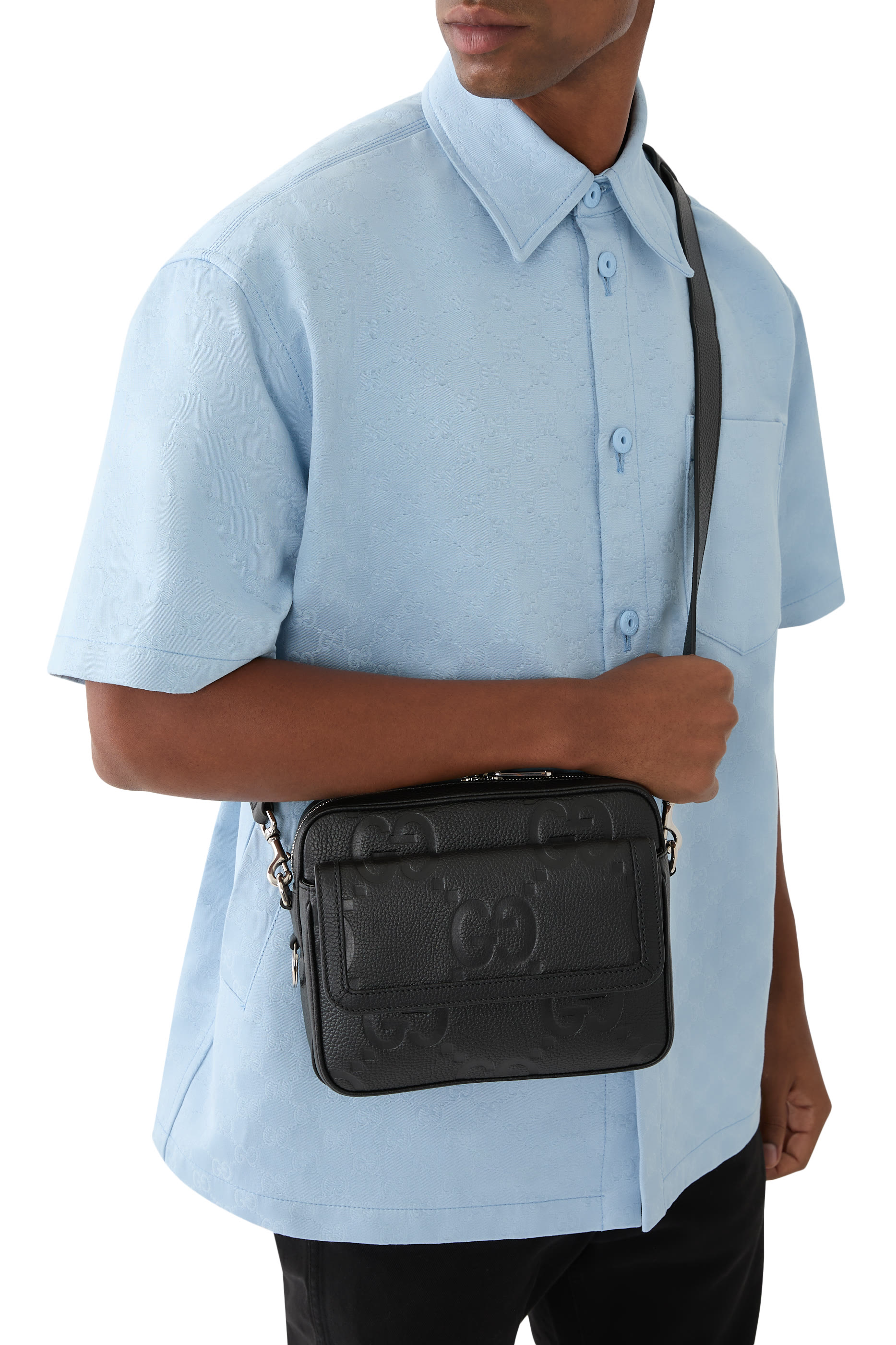 حقيبة كروس صغيرة بنقشة حرفي شعار الماركة بحجم كبير