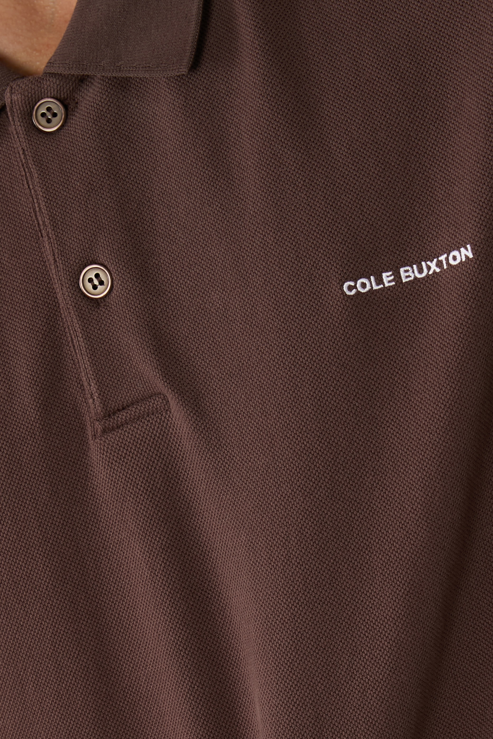 قميص بولو بشعار الماركة بحجم صغير