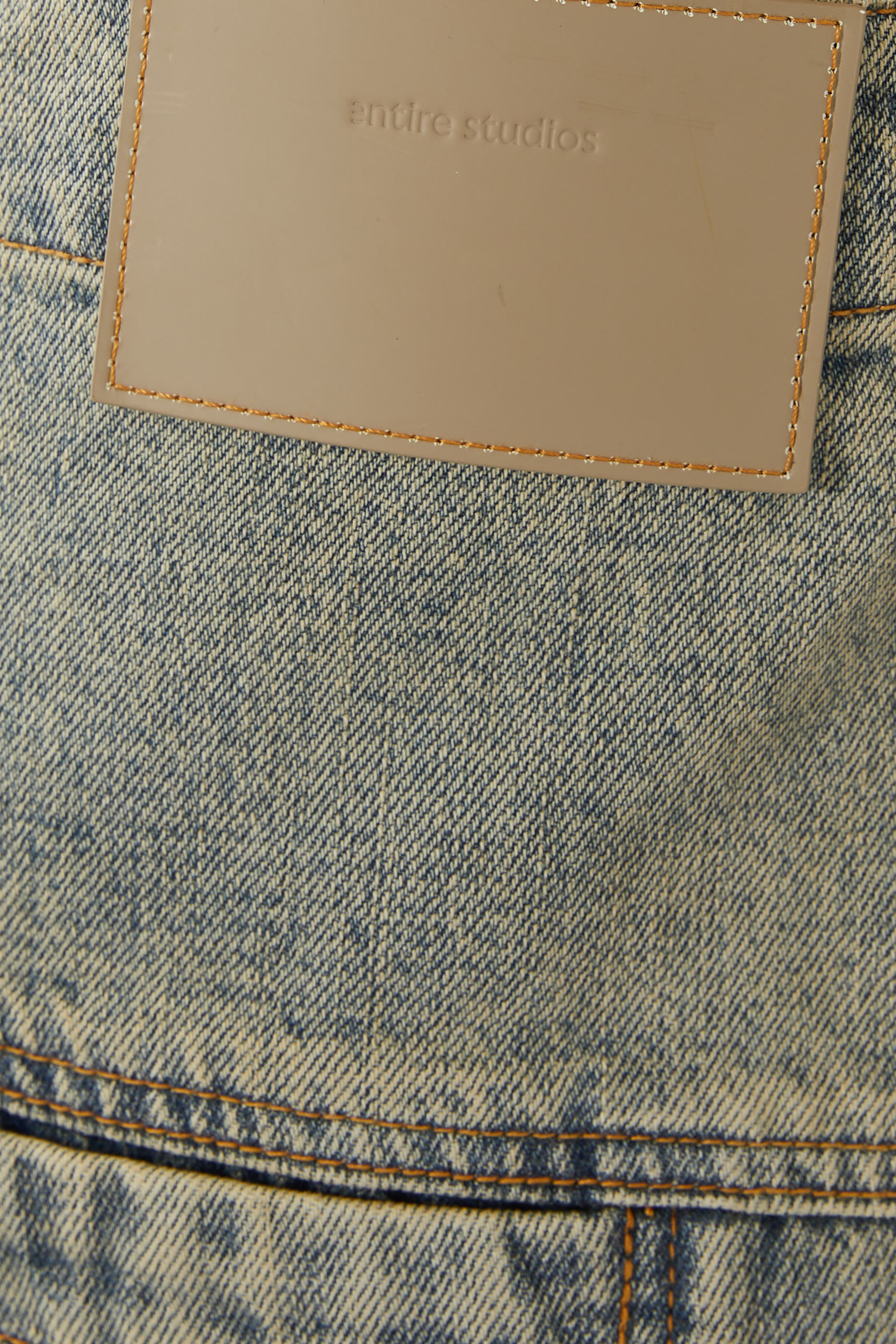 بنطال أست دنيم بقصة واسعة