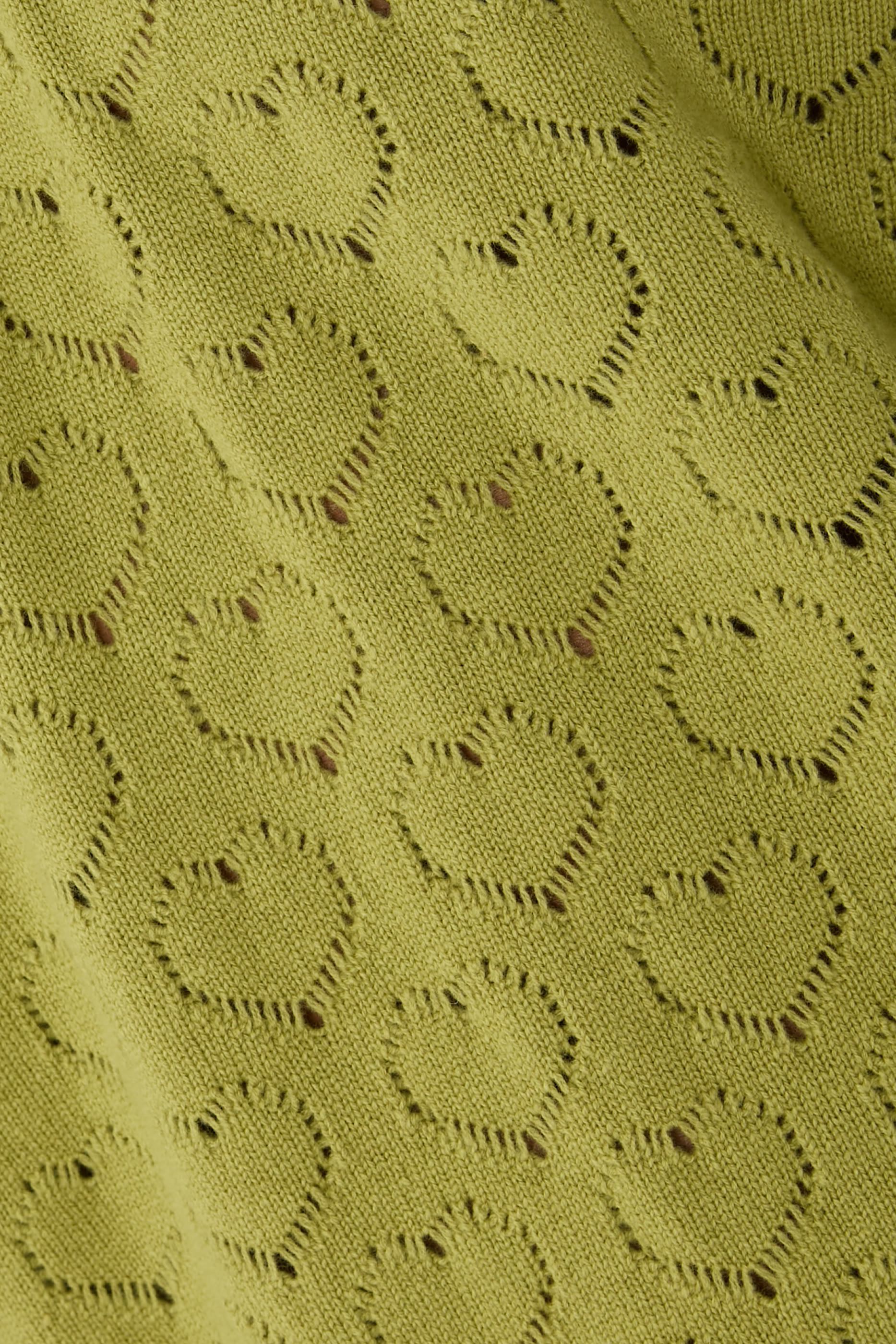 قميص بولو بتفاصيل مفرغة