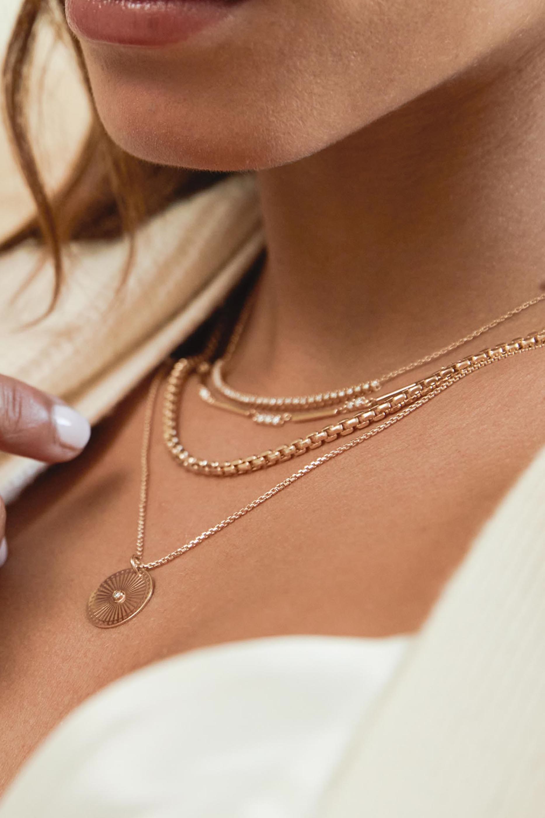 قلادة بدلاية صنبيم صغيرة مرصعة بماس، ذهب أصفر عيار 14