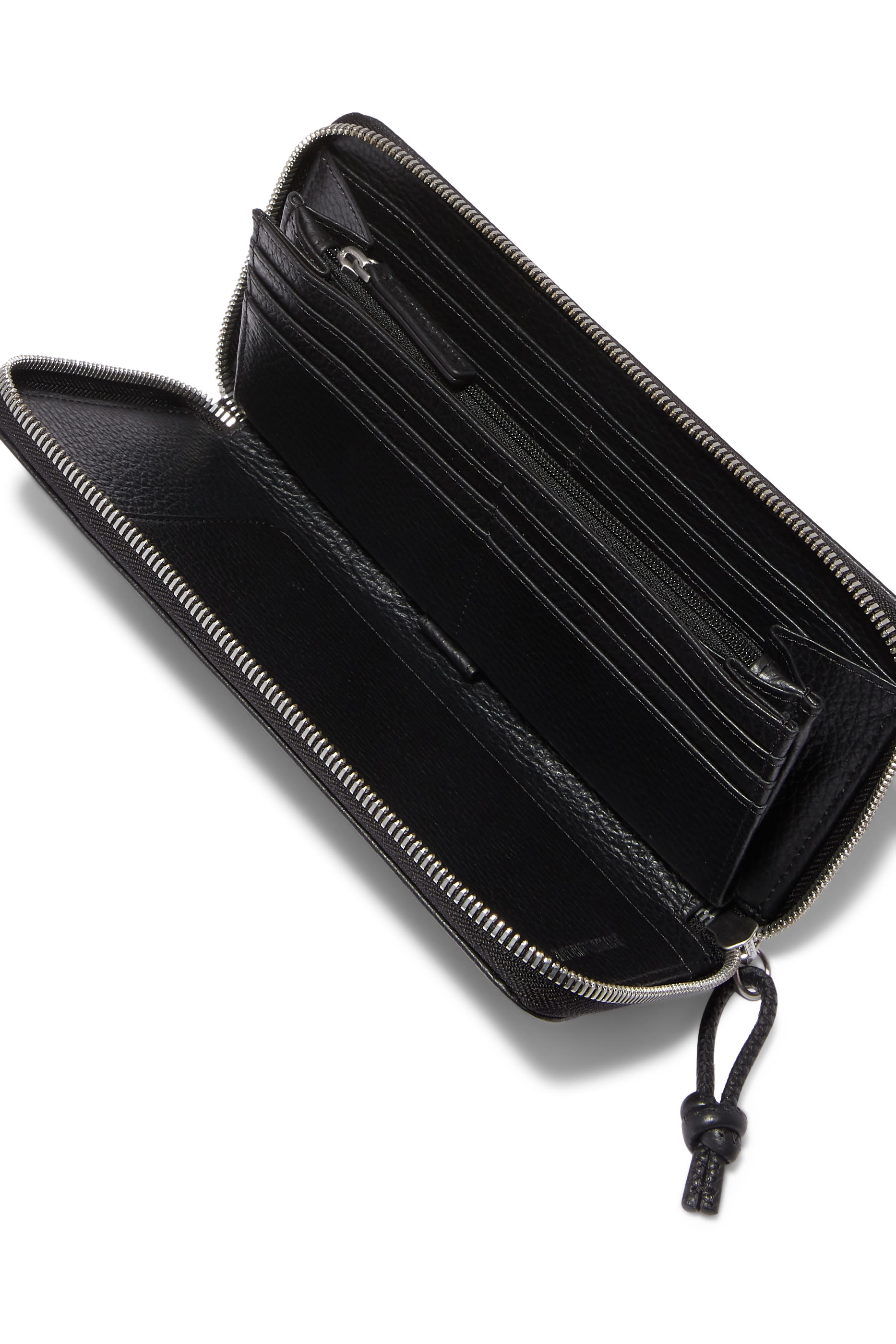 محفظة بسحّاب محيط وشعار الماركة