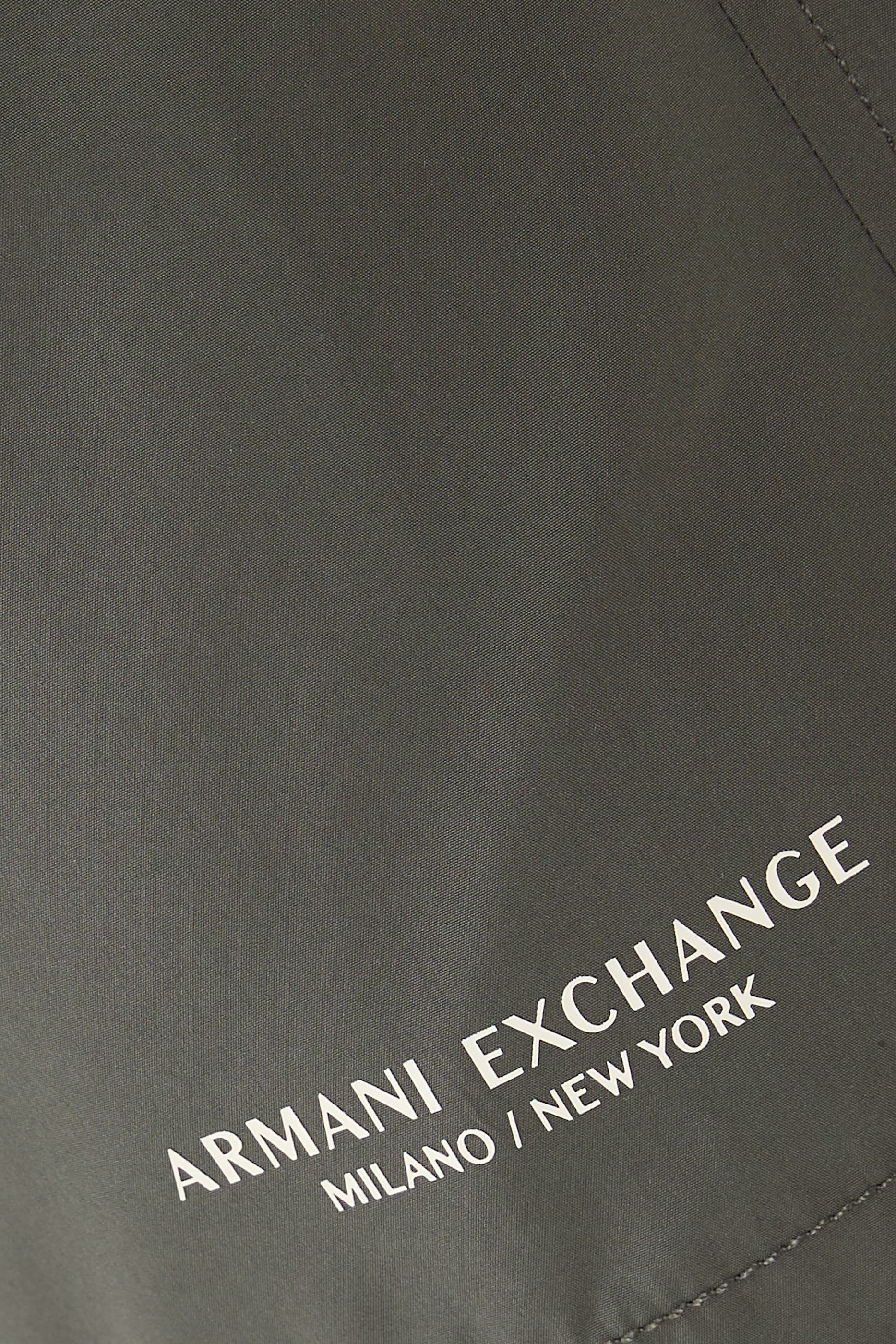 شورت سباحة بشعار الماركة