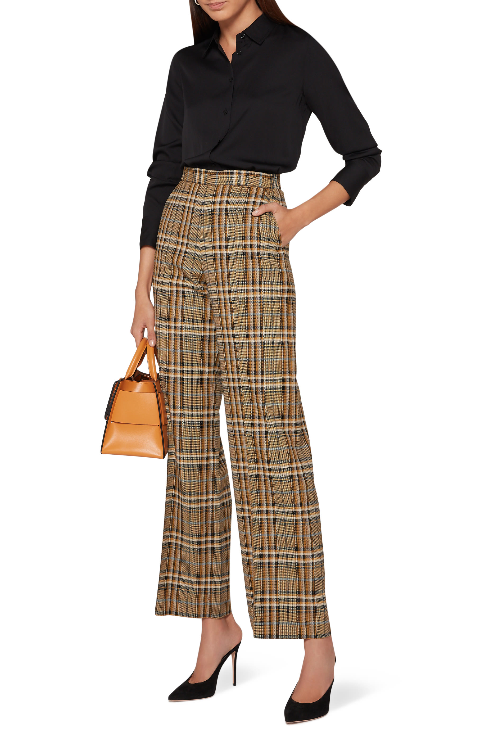 بلوزة حرير بقصة ضيقة