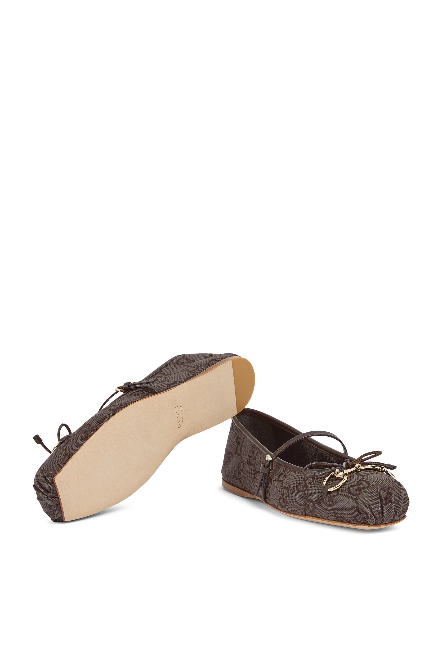 حذاء بالرينا بحلية شعار الماركة