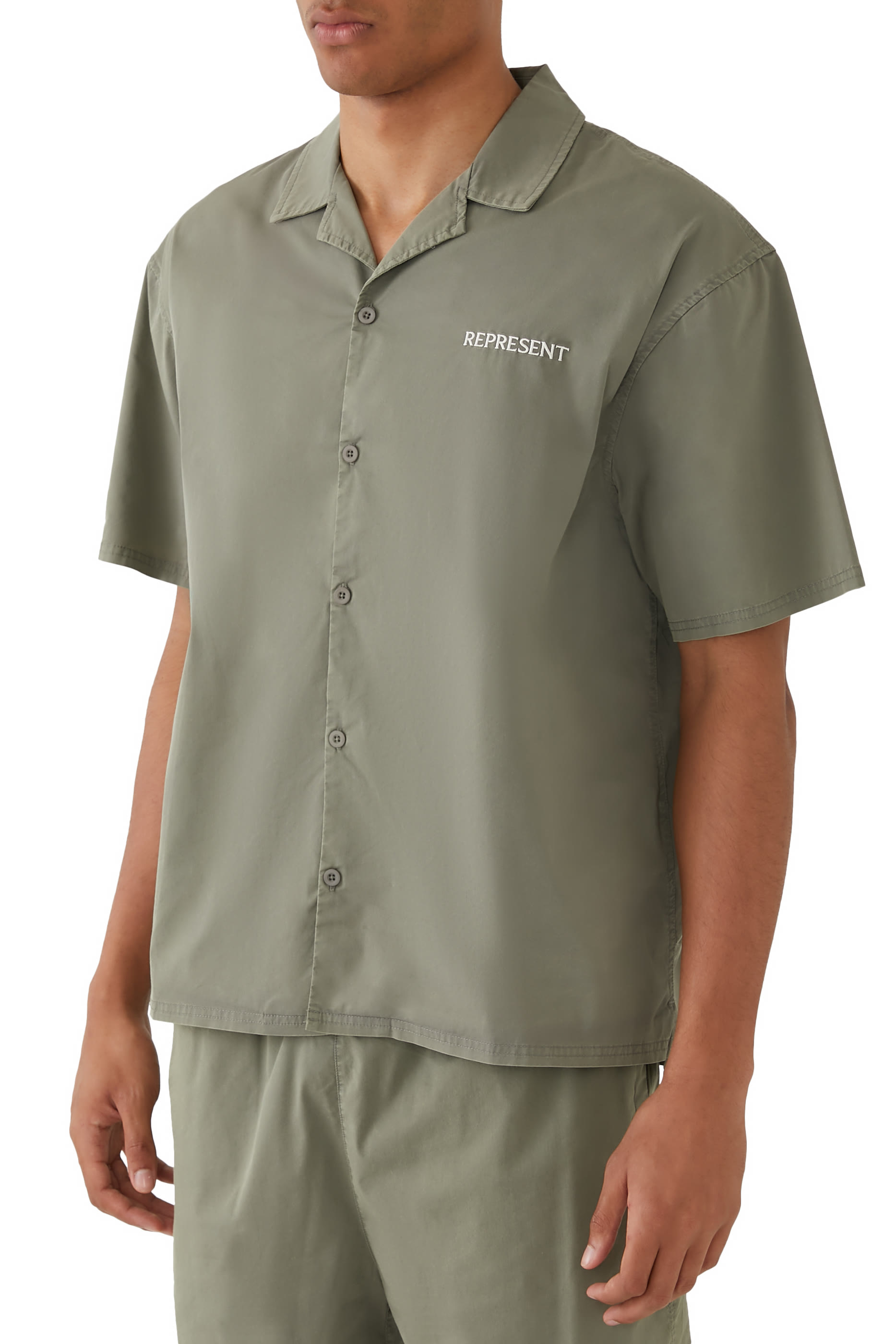 تيشيرت بياقة مطوية وشعار الماركة