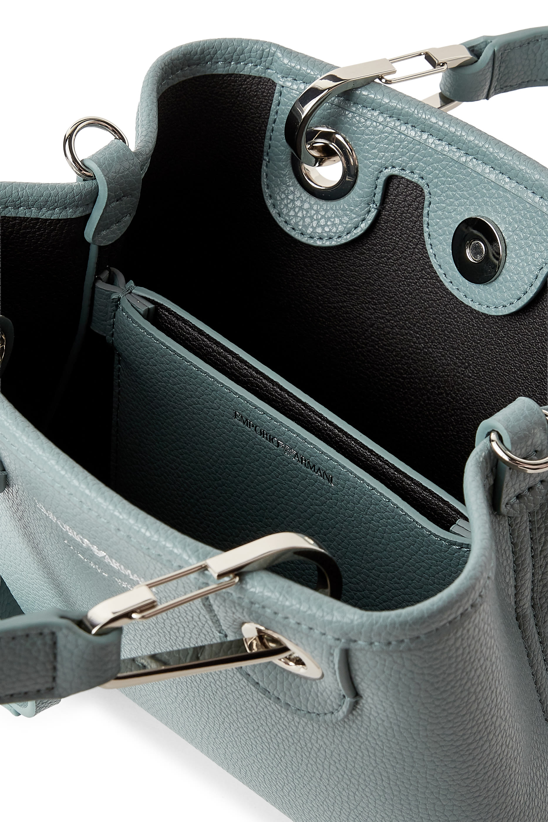 حقيبة يد مزينة بشعار الماركة