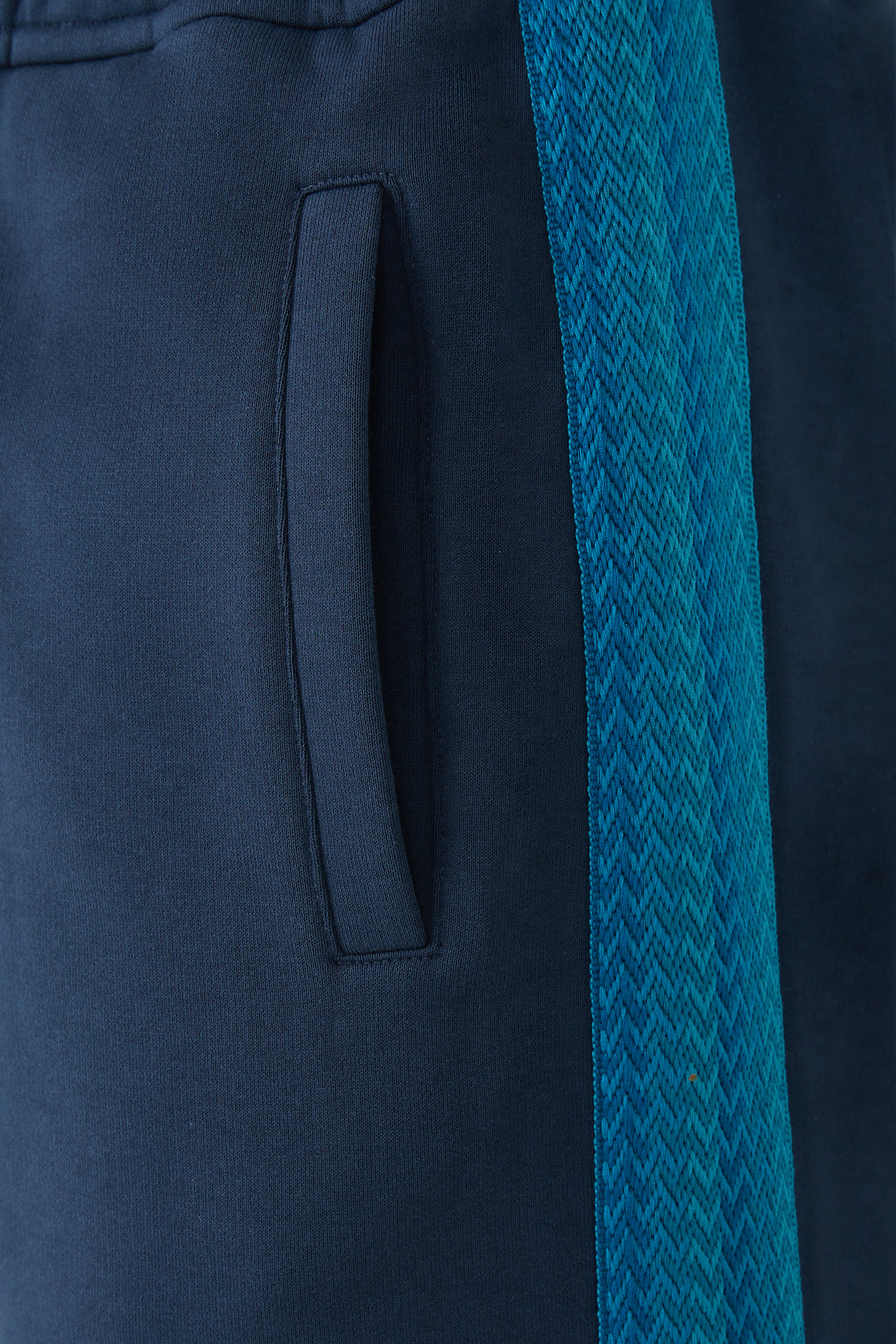 شورت بشعار الماركة على الجانب شورت بشعار الماركة على الجانب