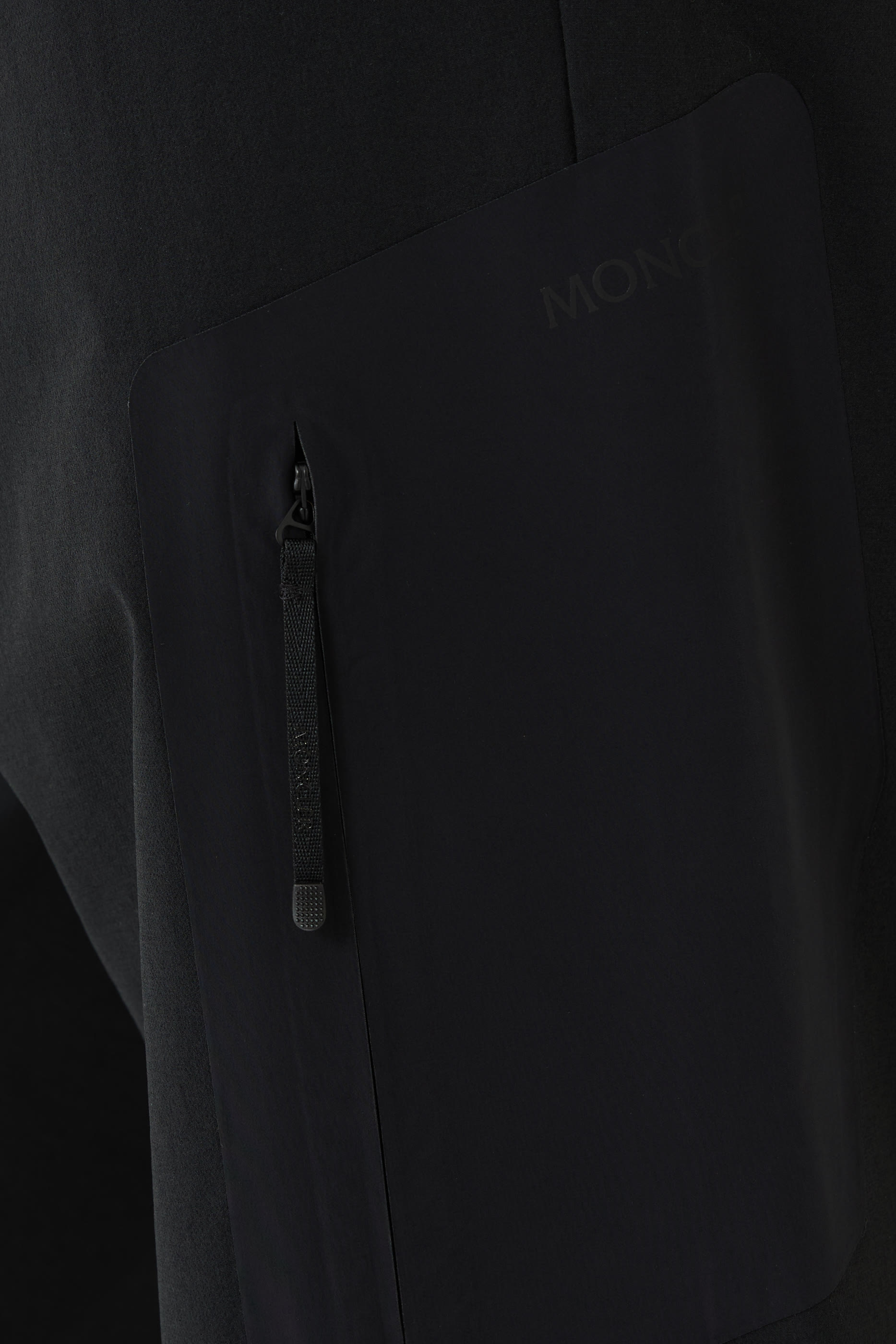 بنطال رياضي بشعار الماركة