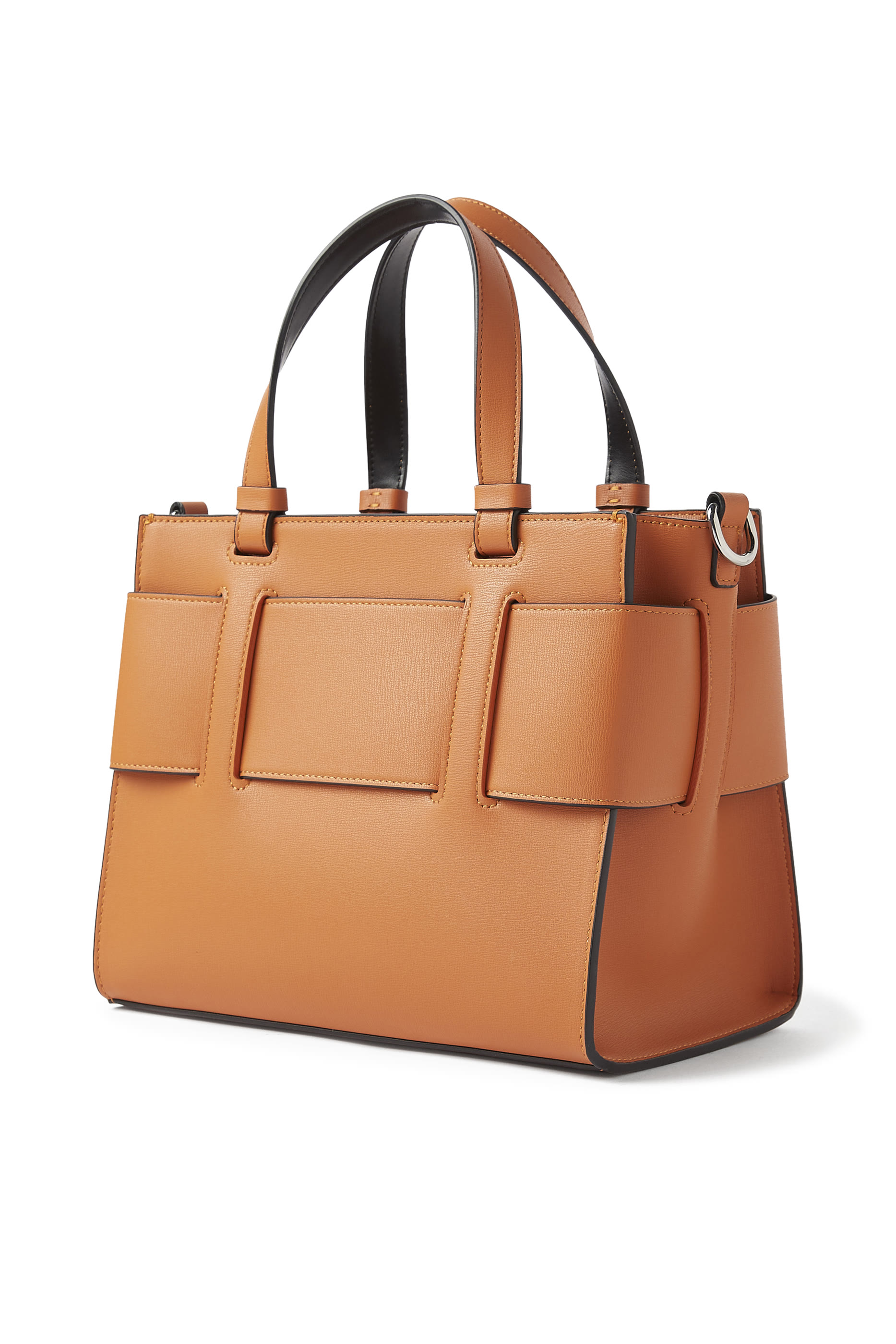 حقيبة يد مزينة بشعار الماركة